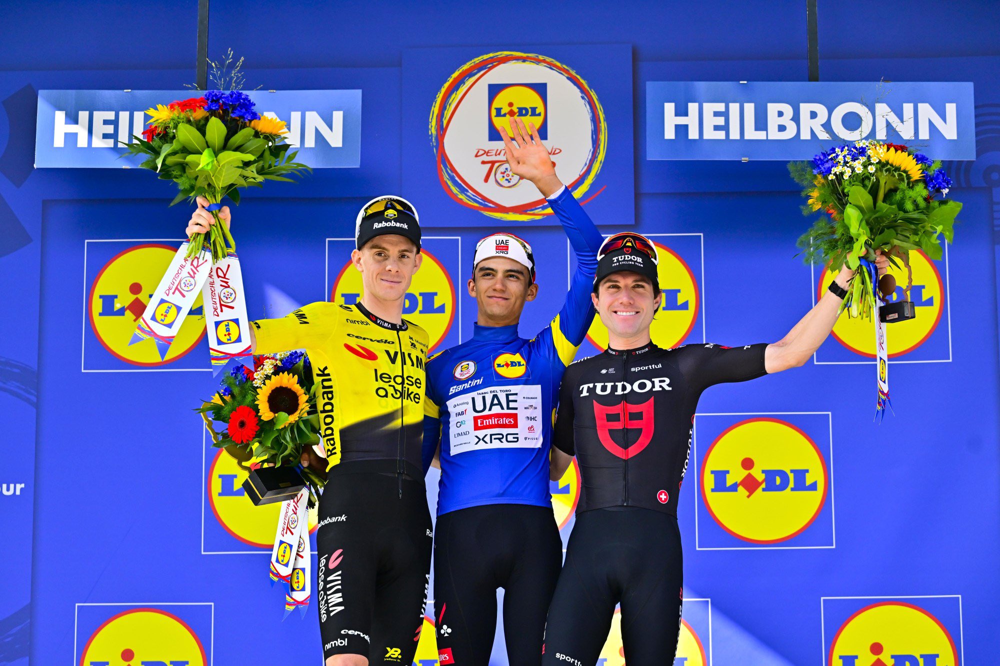 O pódio final do Lidl Deutschland Tour com Louis Barré, Isaac Del Toro e Marc Hirschi (Foto: Cor Vos)
