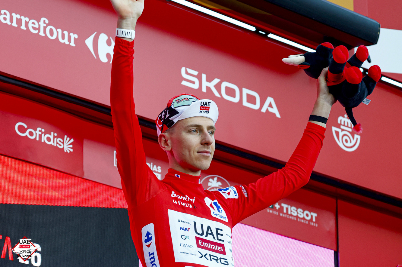 Tadej Pogacaar é o primeiro camisola vermelha da La Vuelta (Foto: Luis Angel Gomez/SprintCyclingAgency©2026)