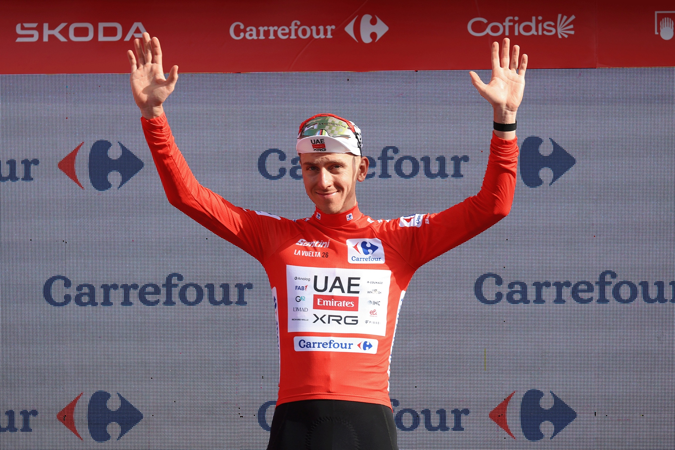 Tadej Pogacar segue o camisola vermelha da La Vuelta (Foto: Getty Images)