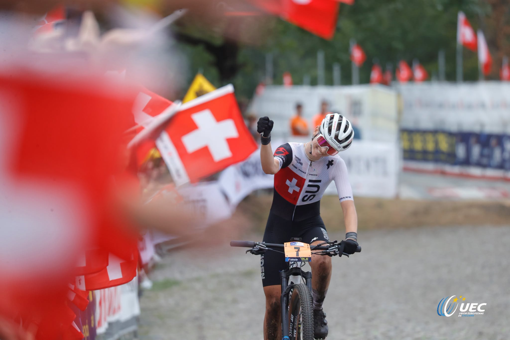 Depois de ter ficado com a Prata em 2025, Anina Hutter conseguiu conquistar o Ouro no XCO das Sub-23 em casa
