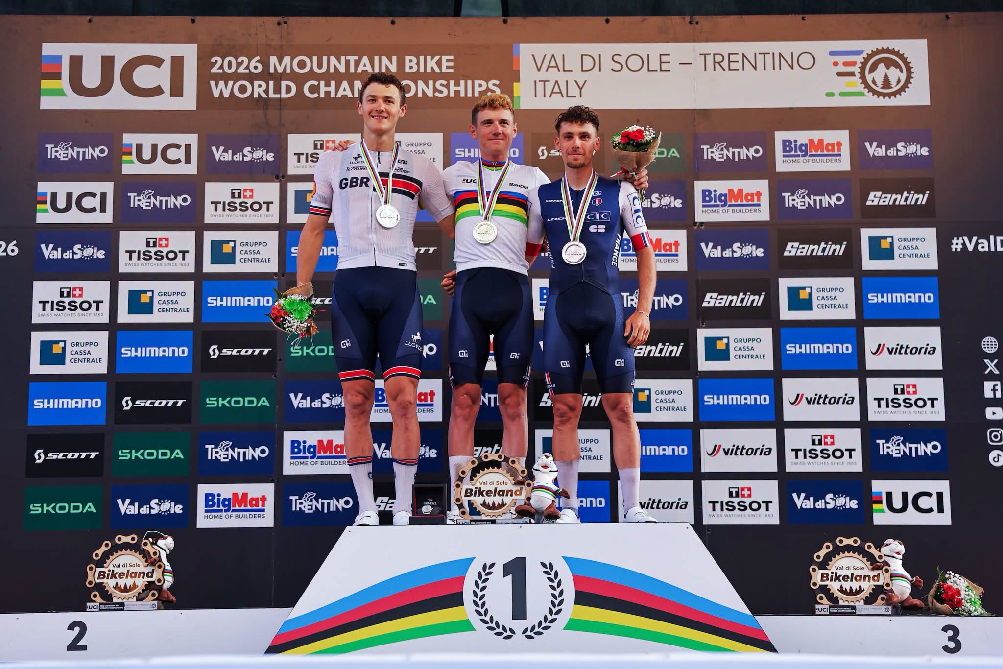 O pódio dos elites masculinos com Charlie Aldridge, Adrien Boichis e Luca Martin