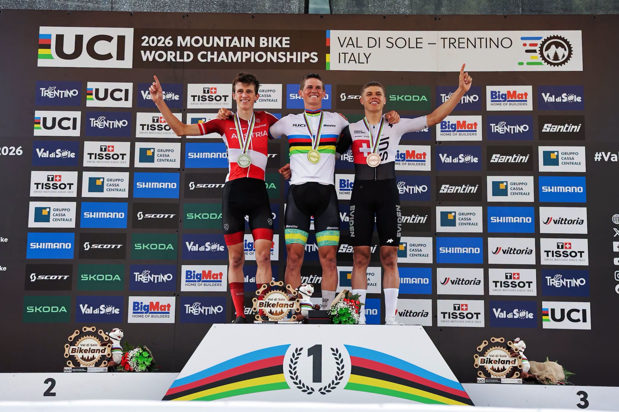 O pódio dos juniores masculinos com Michael Hettegger, Connor Wright e Marwan Barhoumi