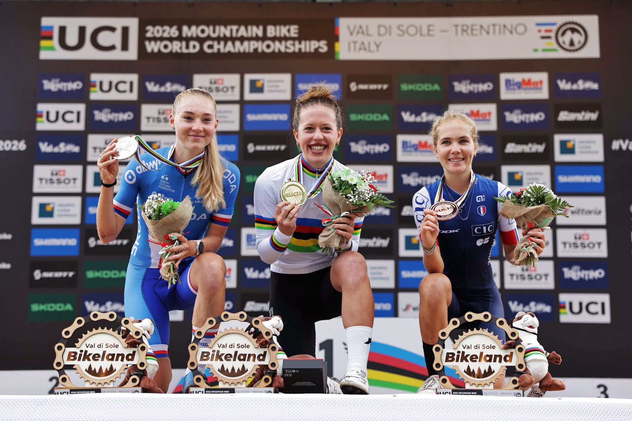O pódio das juniores femininas com Barbora Bukovska, Anja Grossmann e Agathe Vauchamp