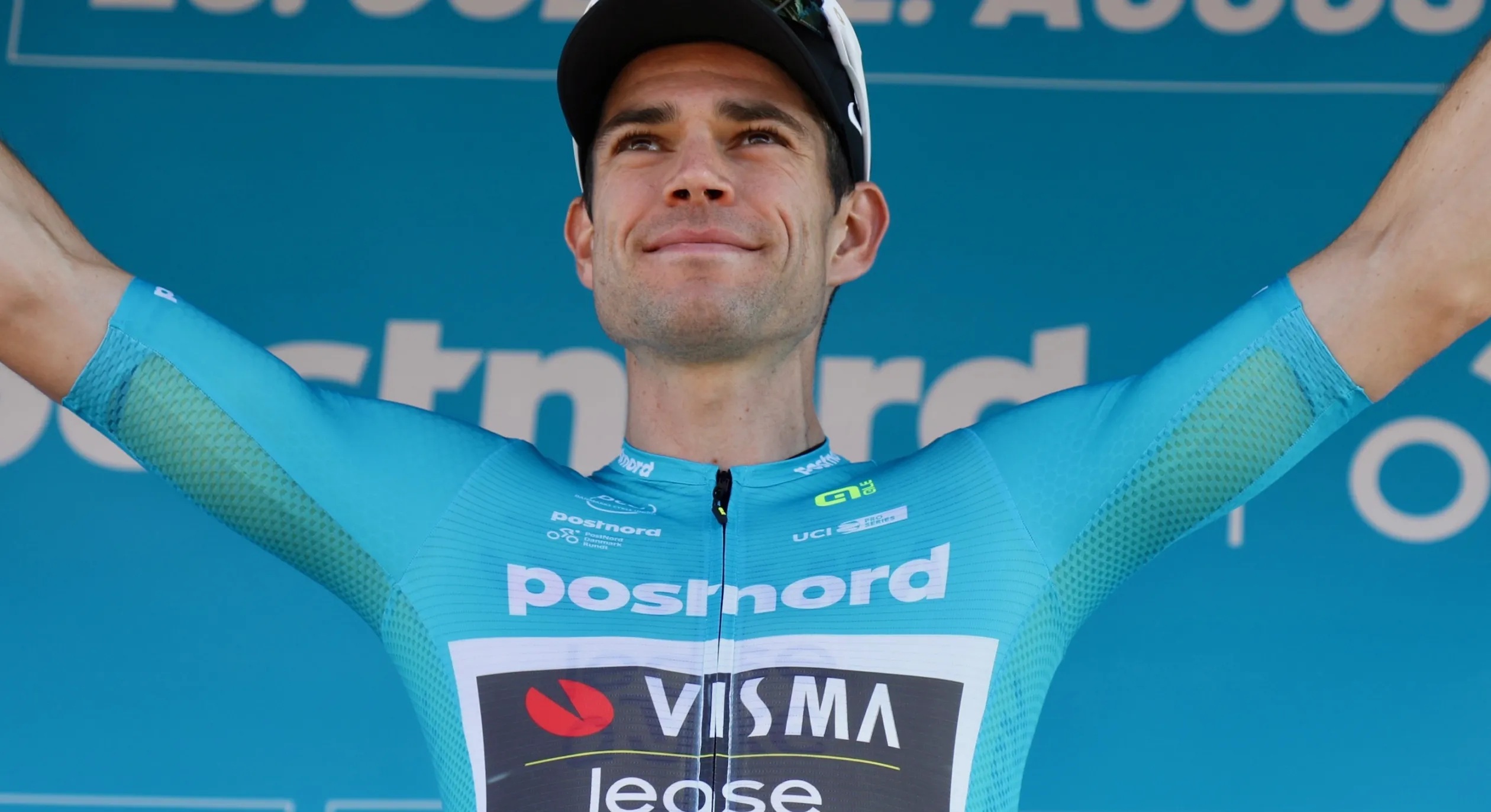 Wout van Aert segue o camisola azul do PostNord Tour of Denmark (Foto: Cor Vos)