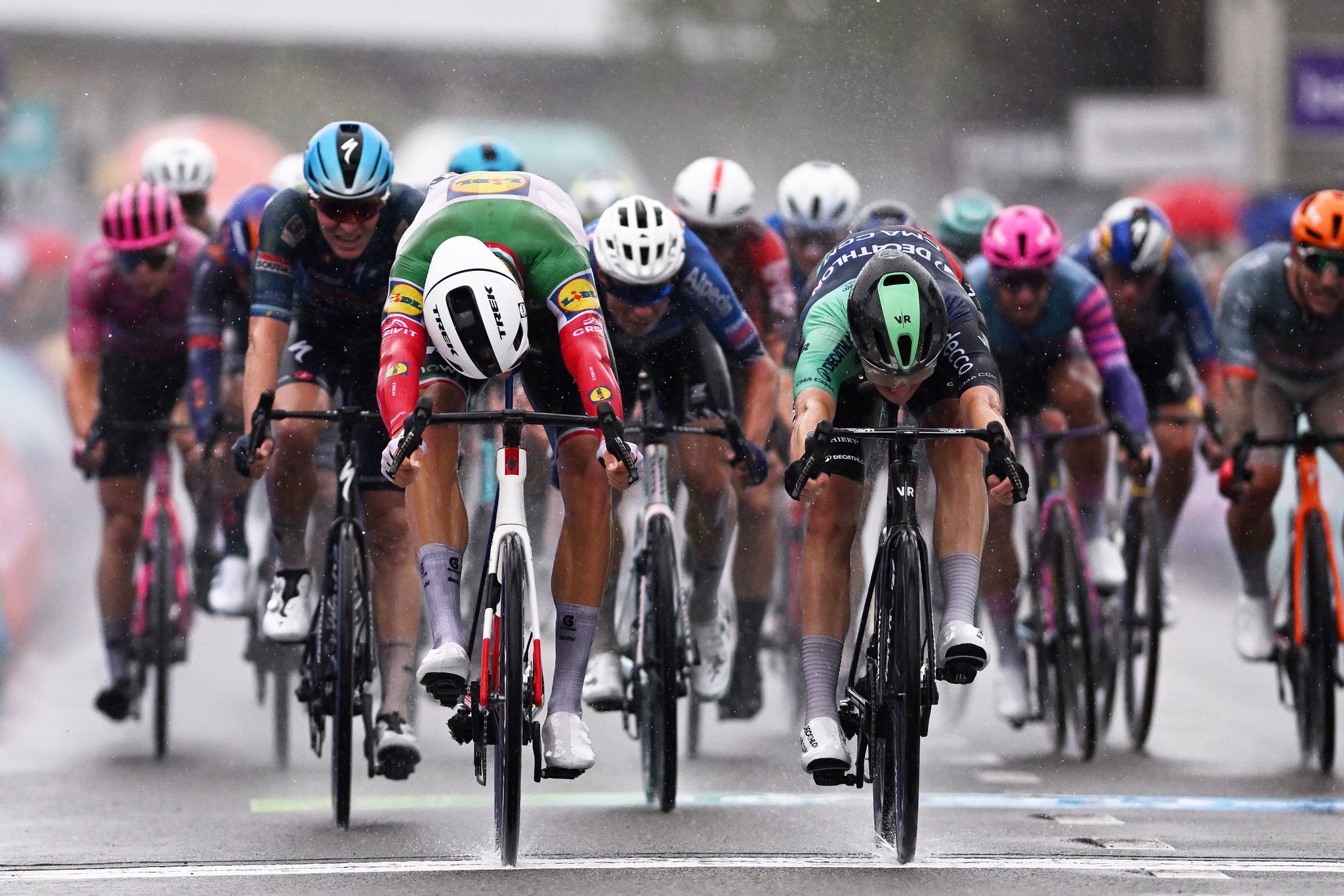Jonathan Milan impõe-se em apertado sprint e é o primeiro líder do Renewi Tour!