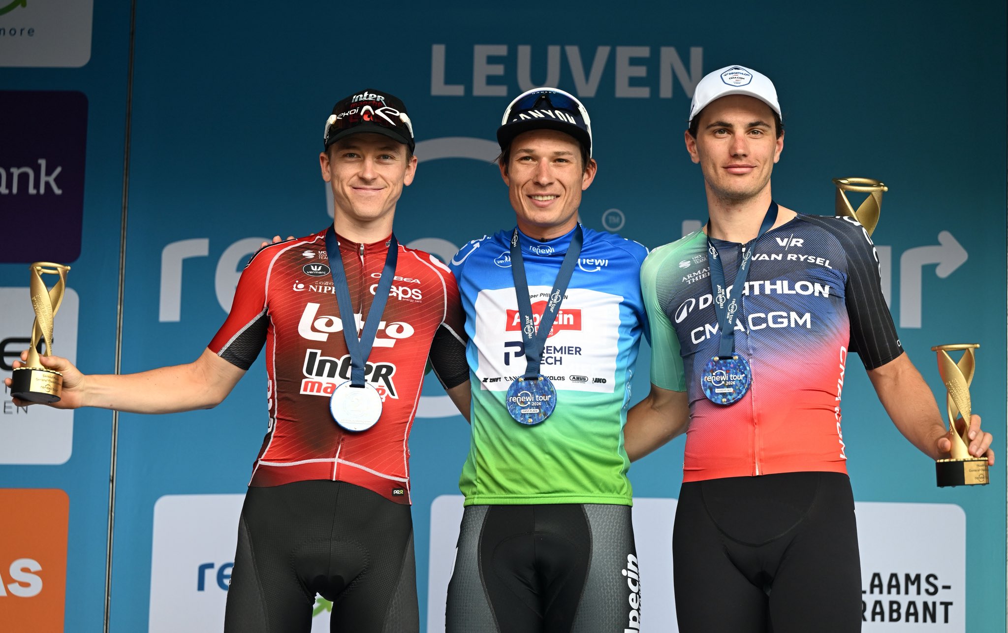 O pódio final do Renewi Tour com Jenno Berckmoes, Jasper Philipsen e Olav Kooij (Foto: Getty Images)