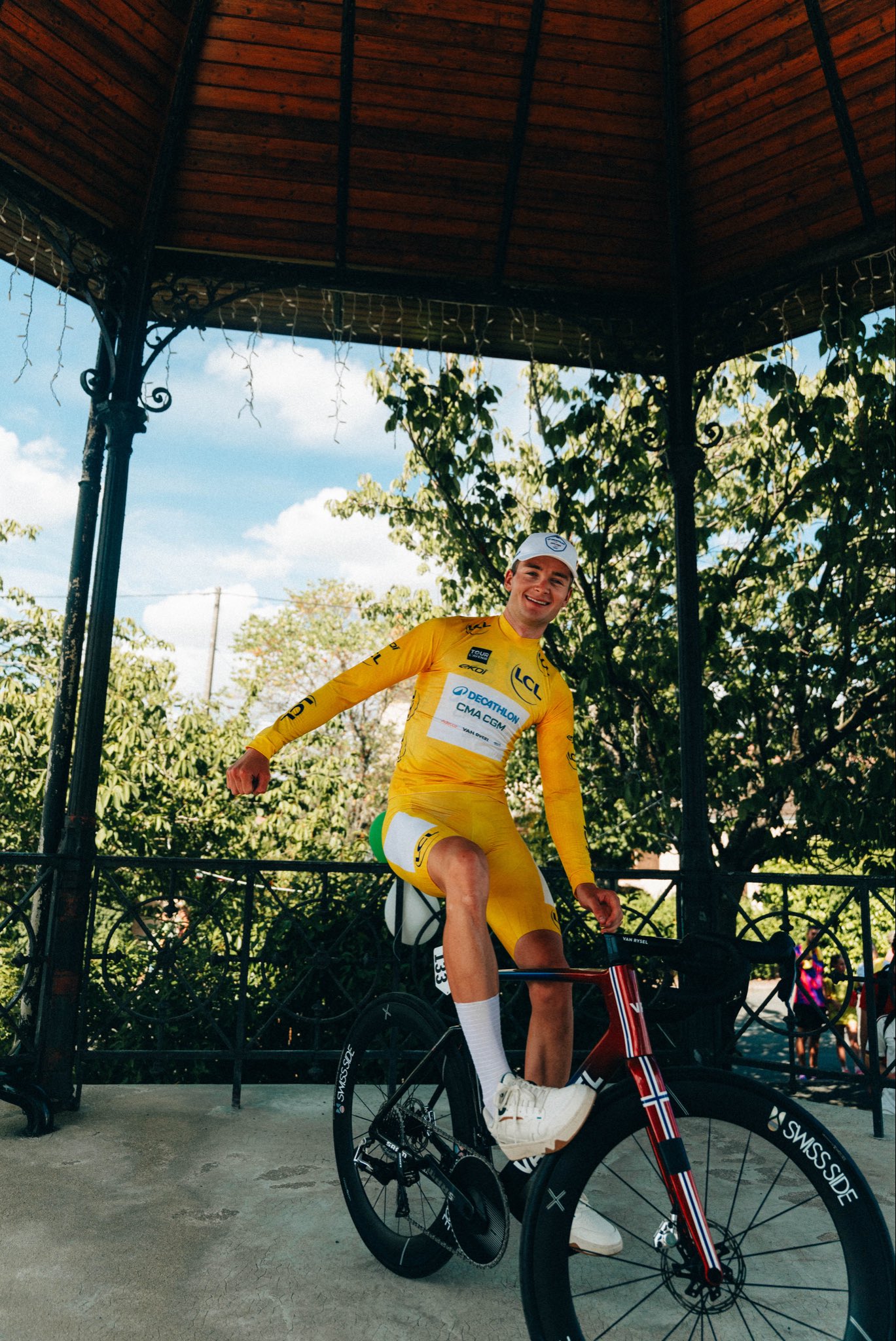 Kasper Haugland segue o camisola amarela do Tour de l'Avenir