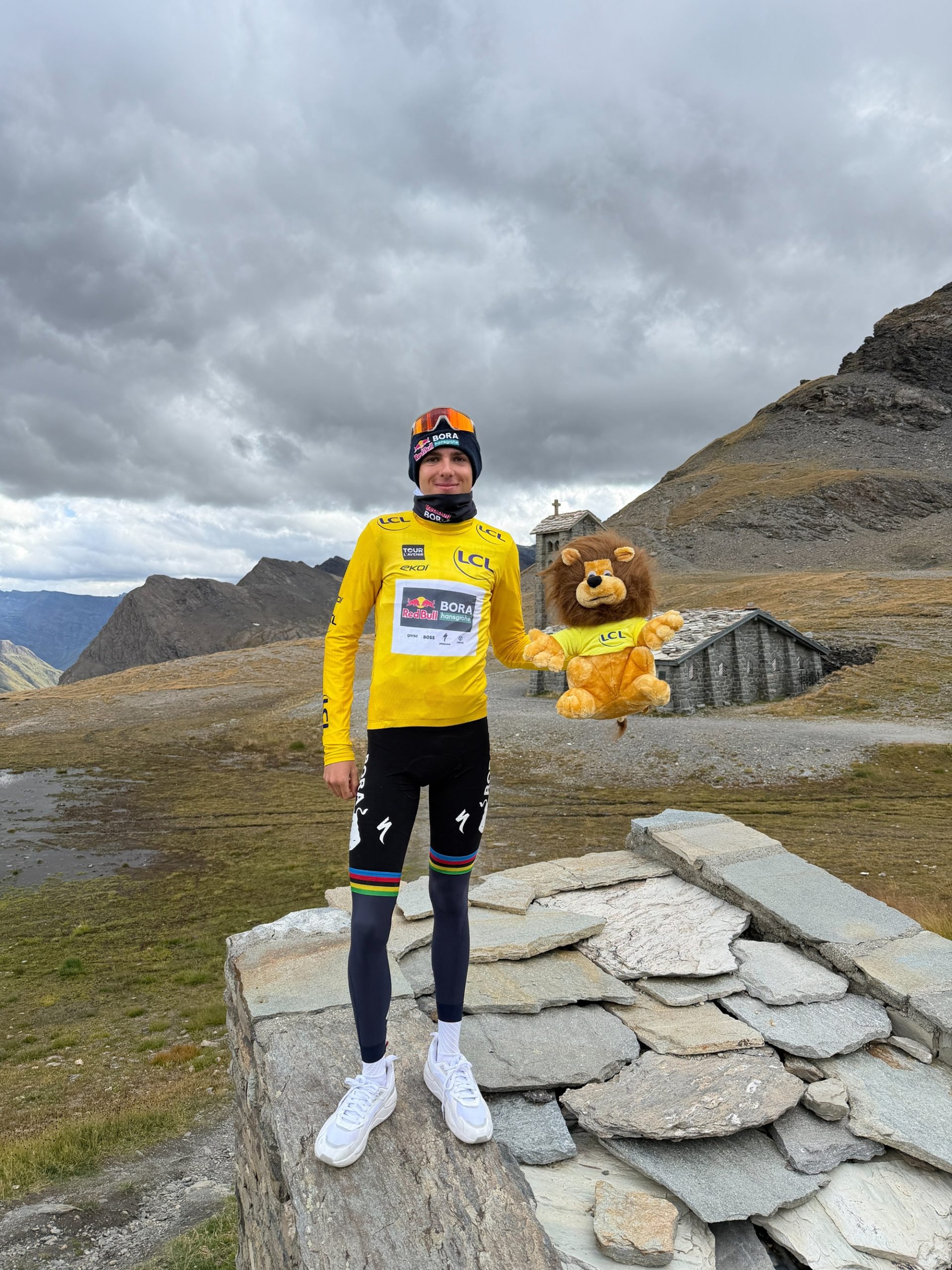 Lorenzo Finn segue o camisola amarela do Tour de l'Avenir (Foto: Red Bull - Bora - hansgrohe)