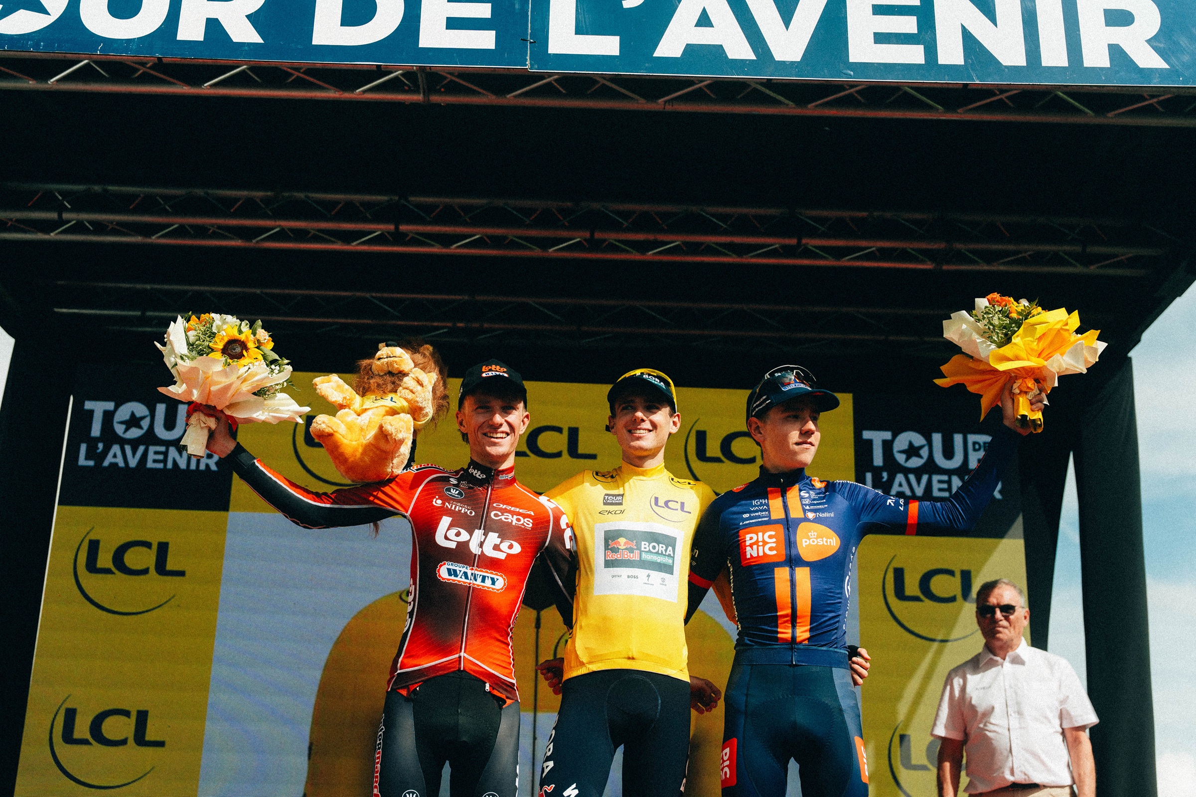 O pódio final do Tour de l'Avenir com Niels Driesen, Lorenzo Finn e Matteo Vanhuffel (Foto: Jolypics / Tour de l'Avenir)