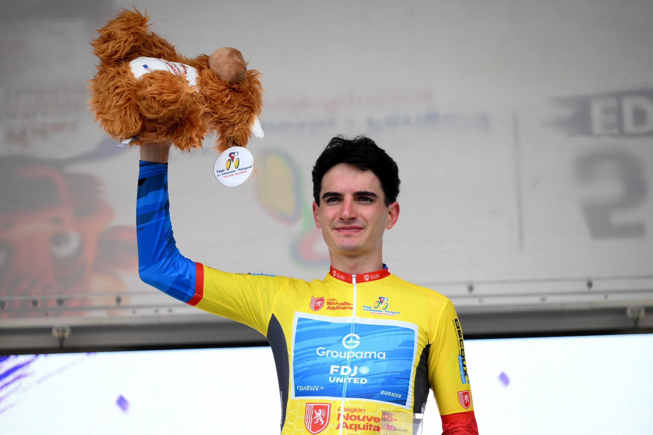 Ewen Costiou segue o camisola amarela do Tour du Limousin (Foto: Getty Images)