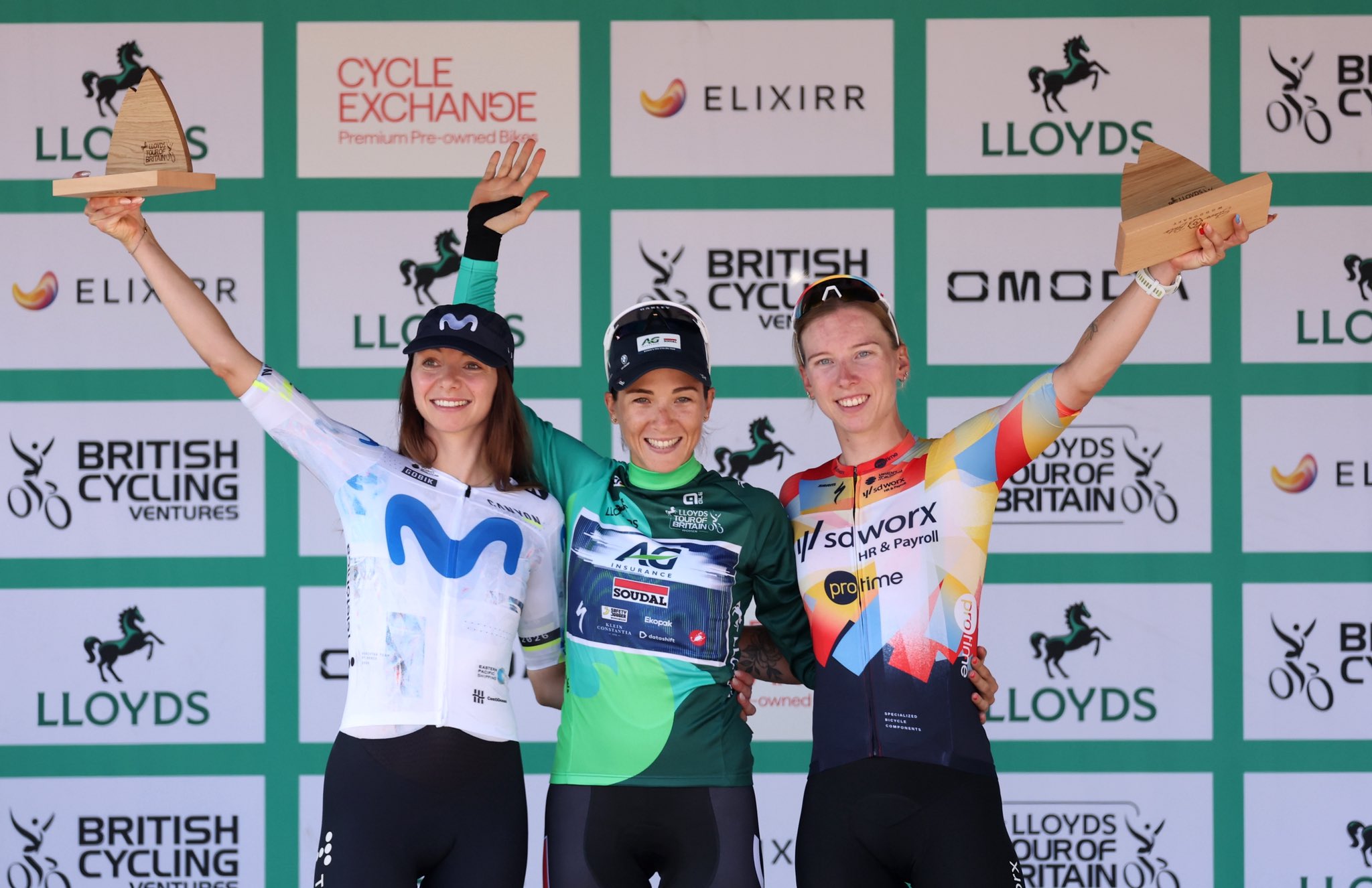 O pódio do Tour of Britain Women com Liane Lippert, Kim Le Court e Lorena Wiebes