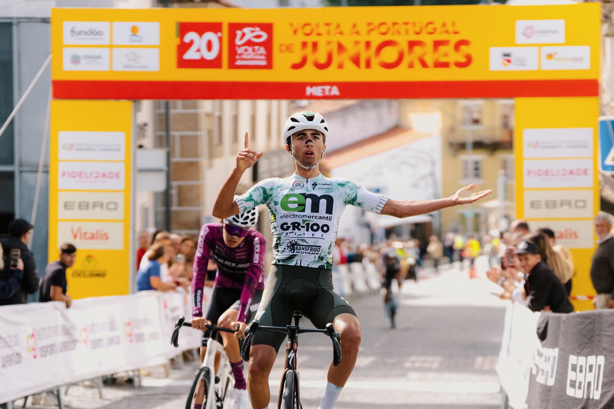 Tomás Mateus triunfa em Penamacor e é o primeiro líder da Volta a Portugal de Juniores!