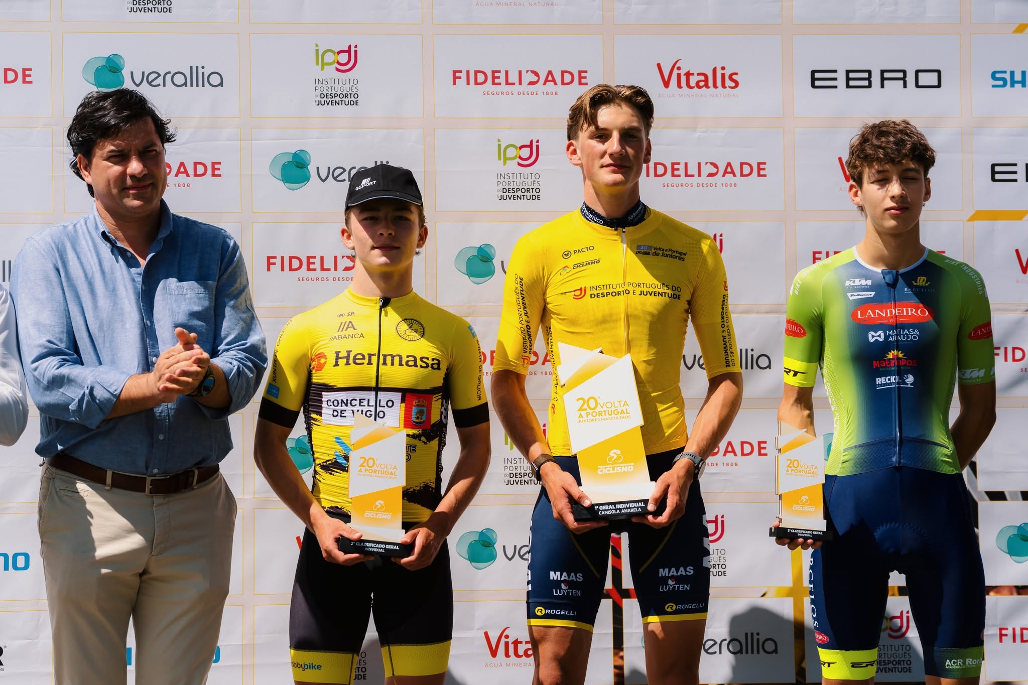 O pódio da Volta a Portugal de Juniores com Liam Barnard, Loek Hovers e Afonso Falcão