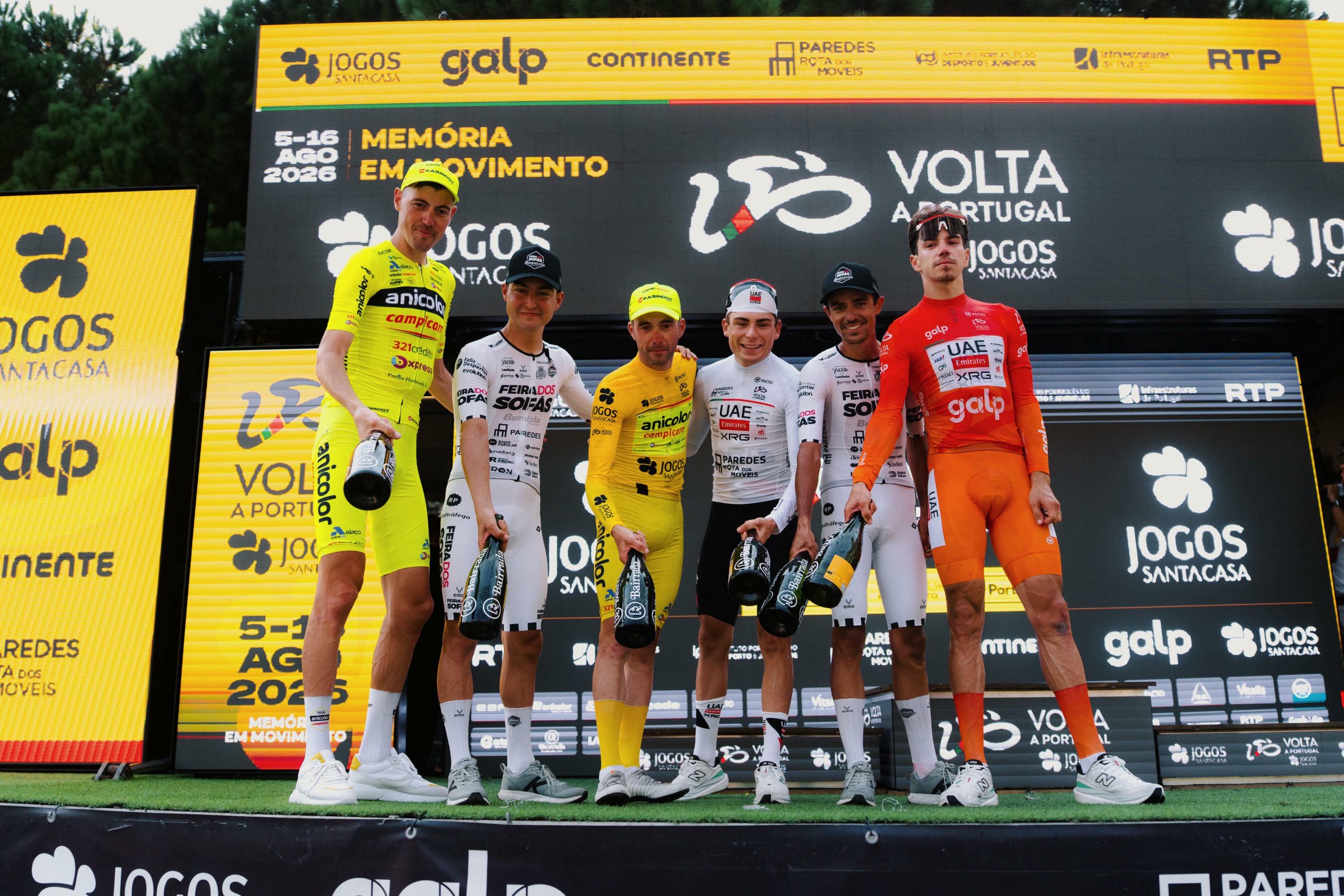 O pódio final da Volta a Portugal com Artem Nych, Pedro Silva, Alexis Guerin, Adria Pericas, Oscar Rota e Rui Oliveira (Foto: Rodrigo Rodrigues / FPC)
