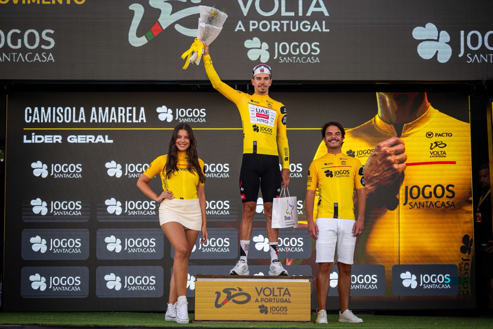 Rui Oliveira segue o camisola amarela da Volta a Portugal (Foto: Igor Martins / FPC)