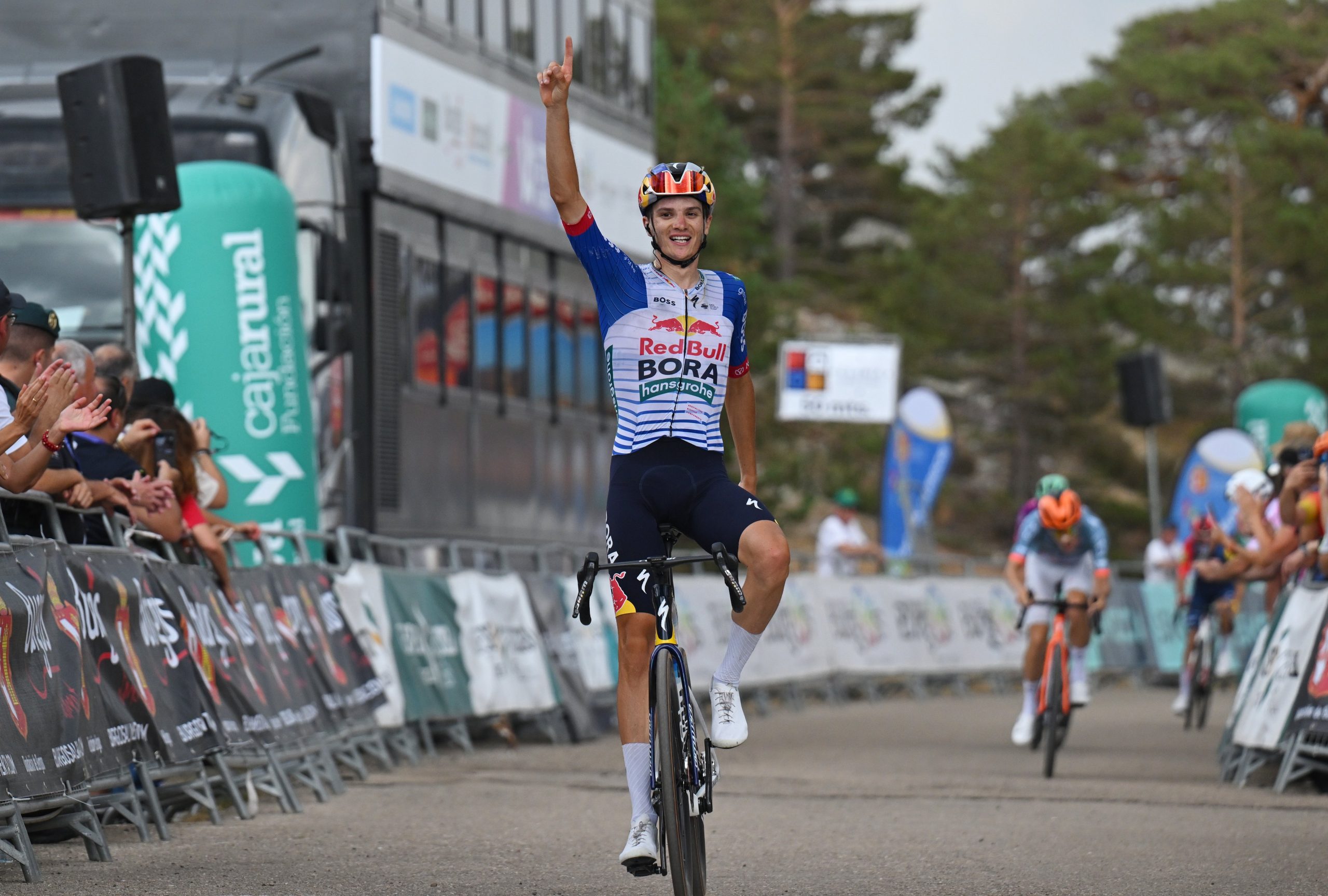 Giulio Pellizzari triunfa em Lagunas de Neila! Felix Gall conquista Vuelta a Burgos!