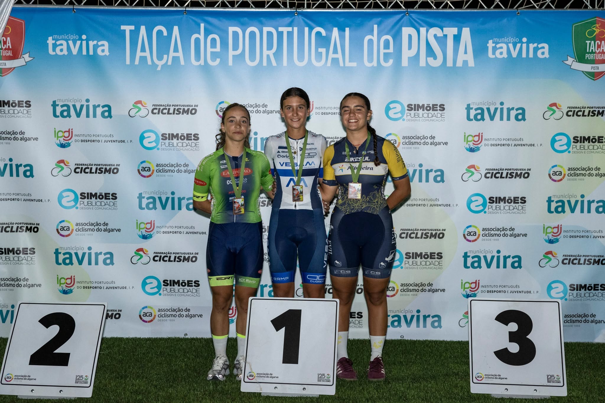 O pódio da Perseguição Individual das cadetes femininas em Tavira com Mariana Peixoto, Carolina Bernardo e Lúcia Martins