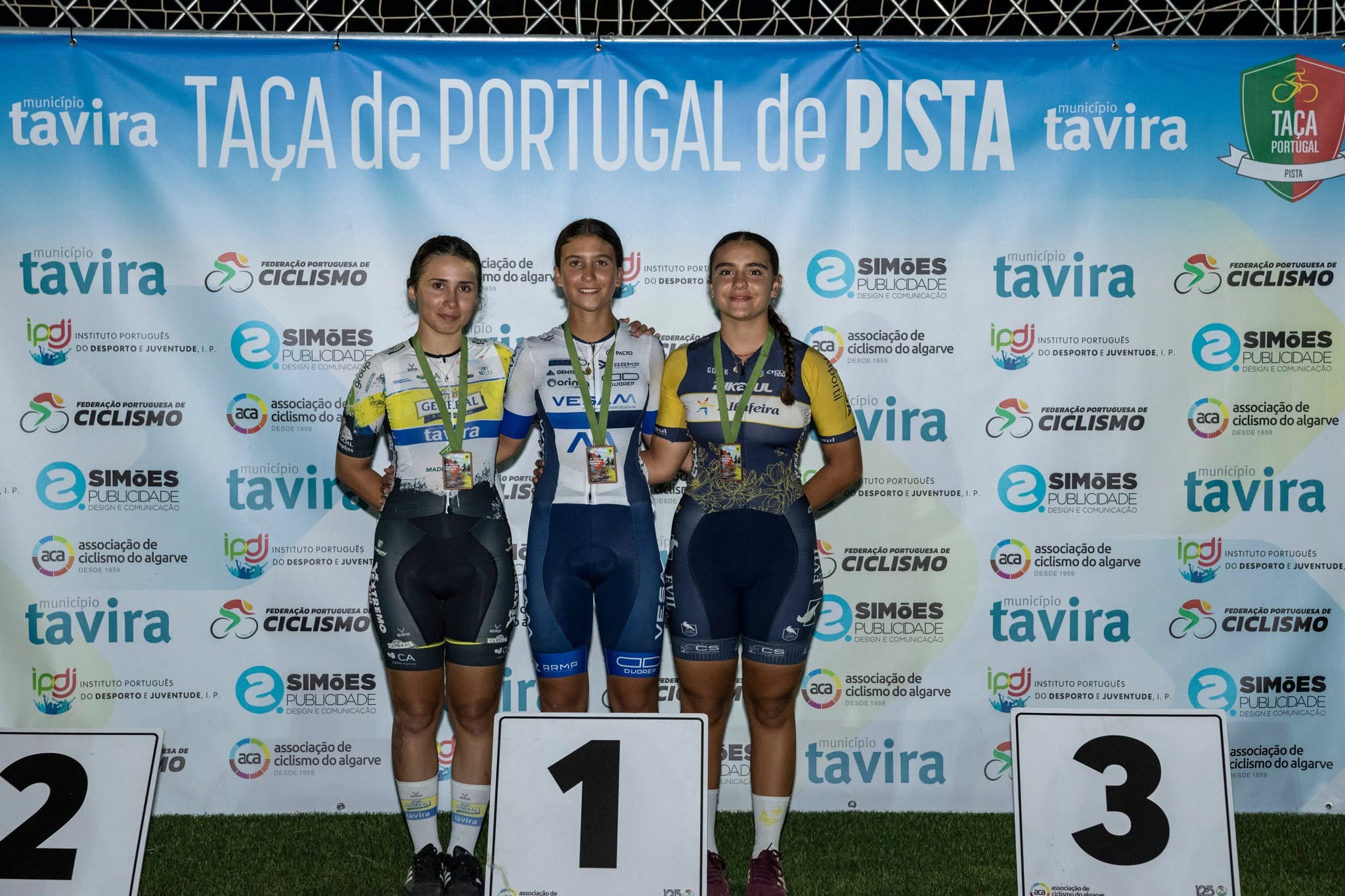 O pódio da Corrida por Pontos das cadetes femininas em Tavira com Juliana Gonçalves, Carolina Bernardo e Lúcia Martins