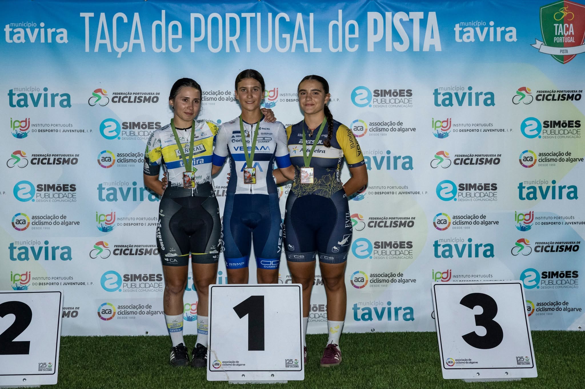 O pódio do Scratch das cadetes femininas em Tavira com Juliana Gonçalves, Carolina Bernardo e Lúcia Martins