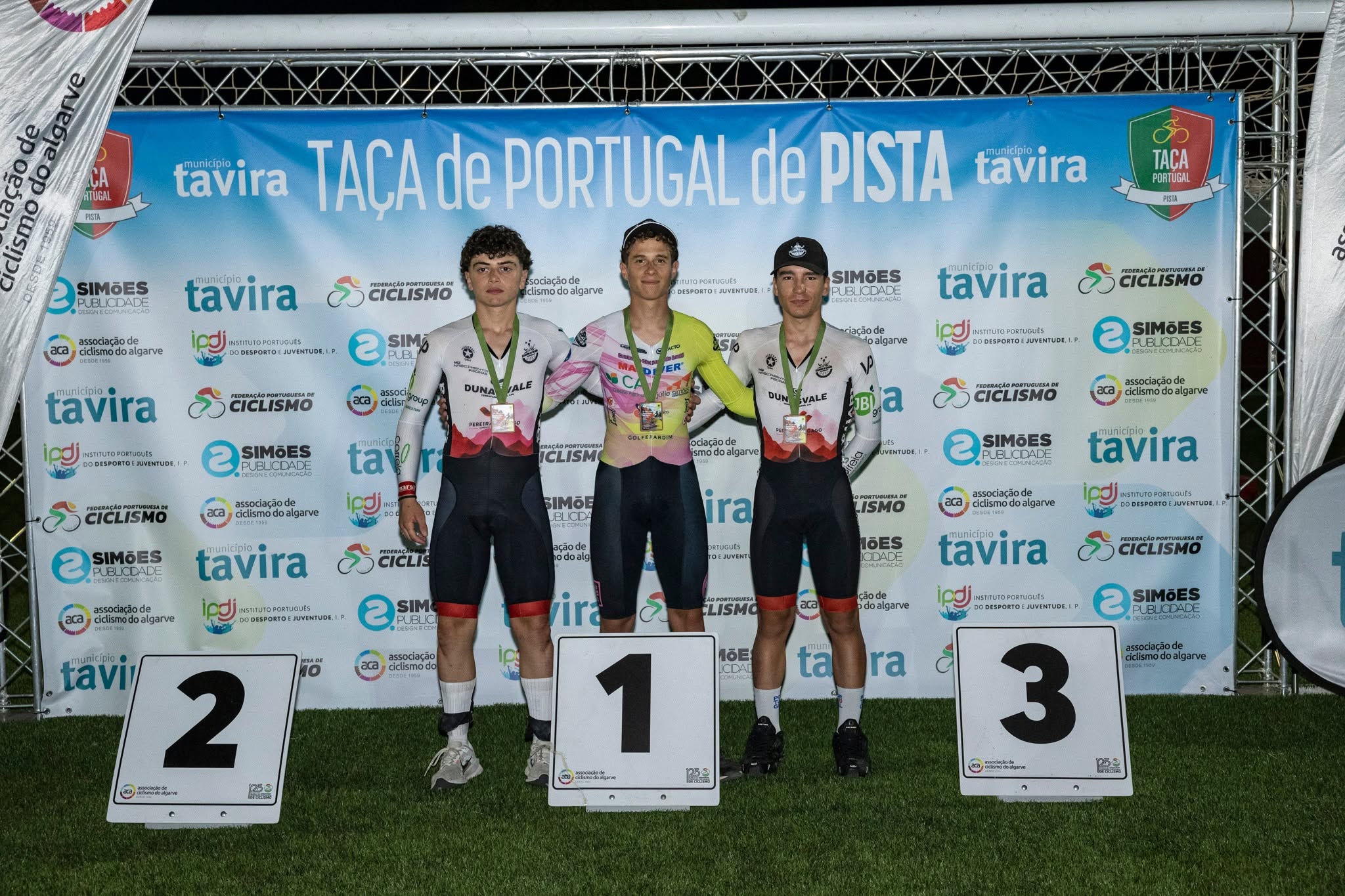 O pódio da Eliminação dos juniores masculinos em Tavira com Leonardo Leandro, Rodrigo Felisberto e Afonso Guerreiro