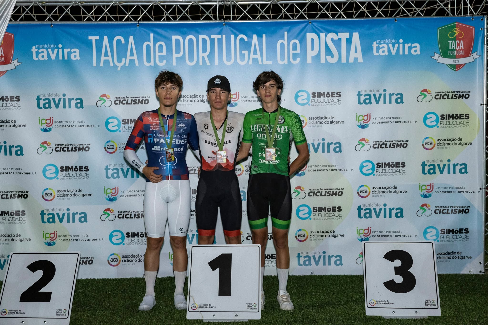 O pódio da Corrida por Pontos dos juniores masculinos em Tavira com João Silva, Afonso Guerreiro e Vicente Saraiva