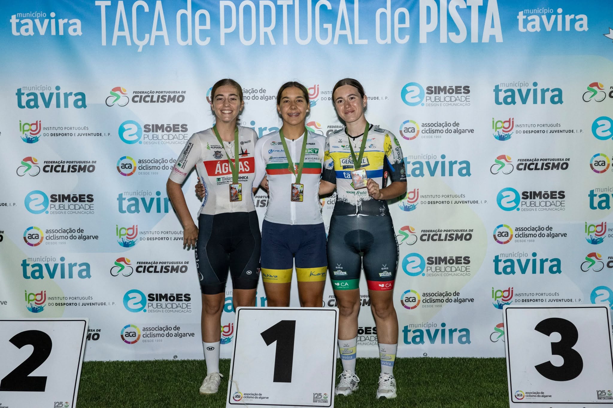 O pódio da Perseguição Individual das juniores femininas em Tavira com Bárbara Cunha, Laura Simões e Eva Emídio