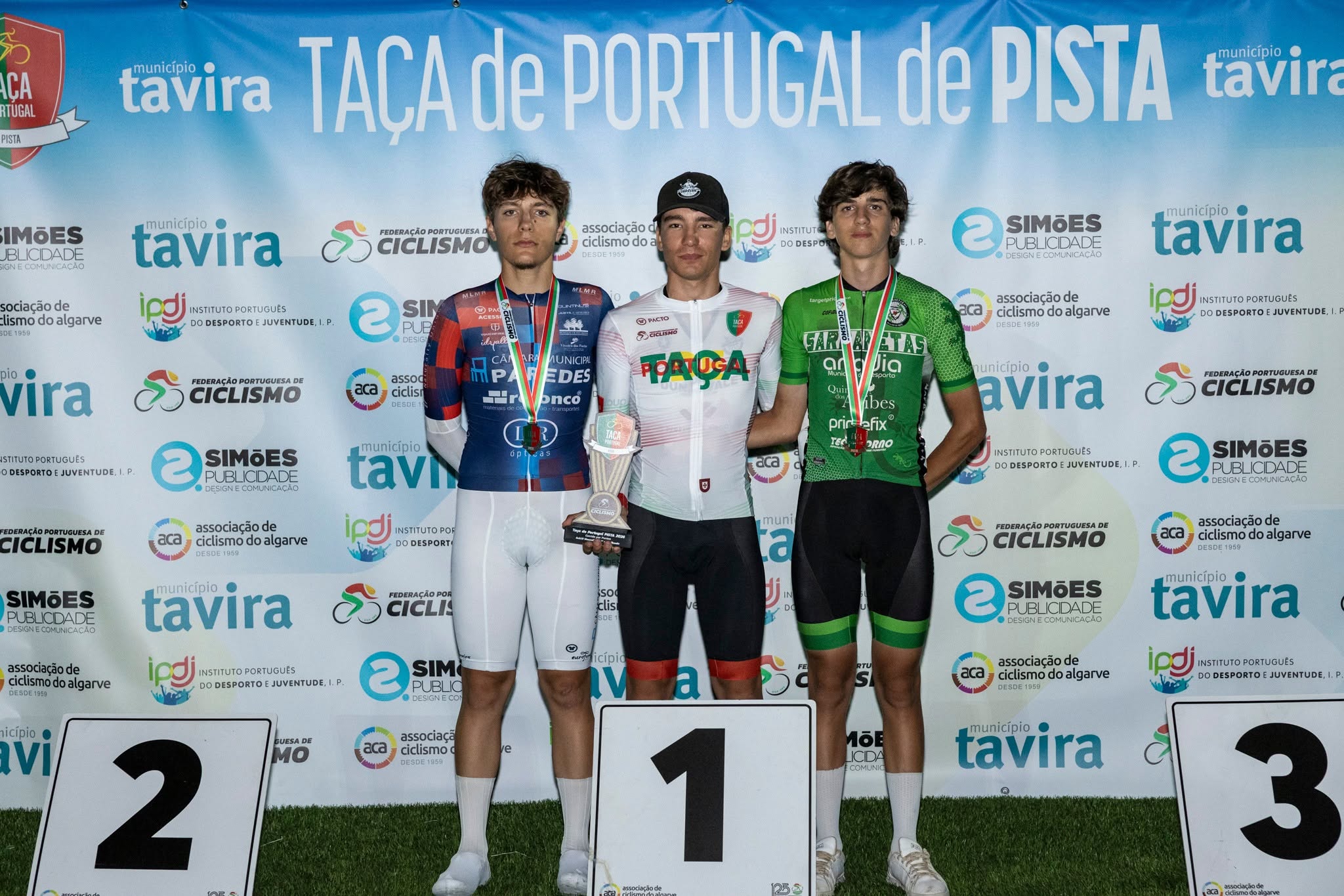 O pódio da Taça de Portugal de Corrida por Pontos dos juniores masculinos com João Silva, Afonso Guerreiro e Vicente Saraiva