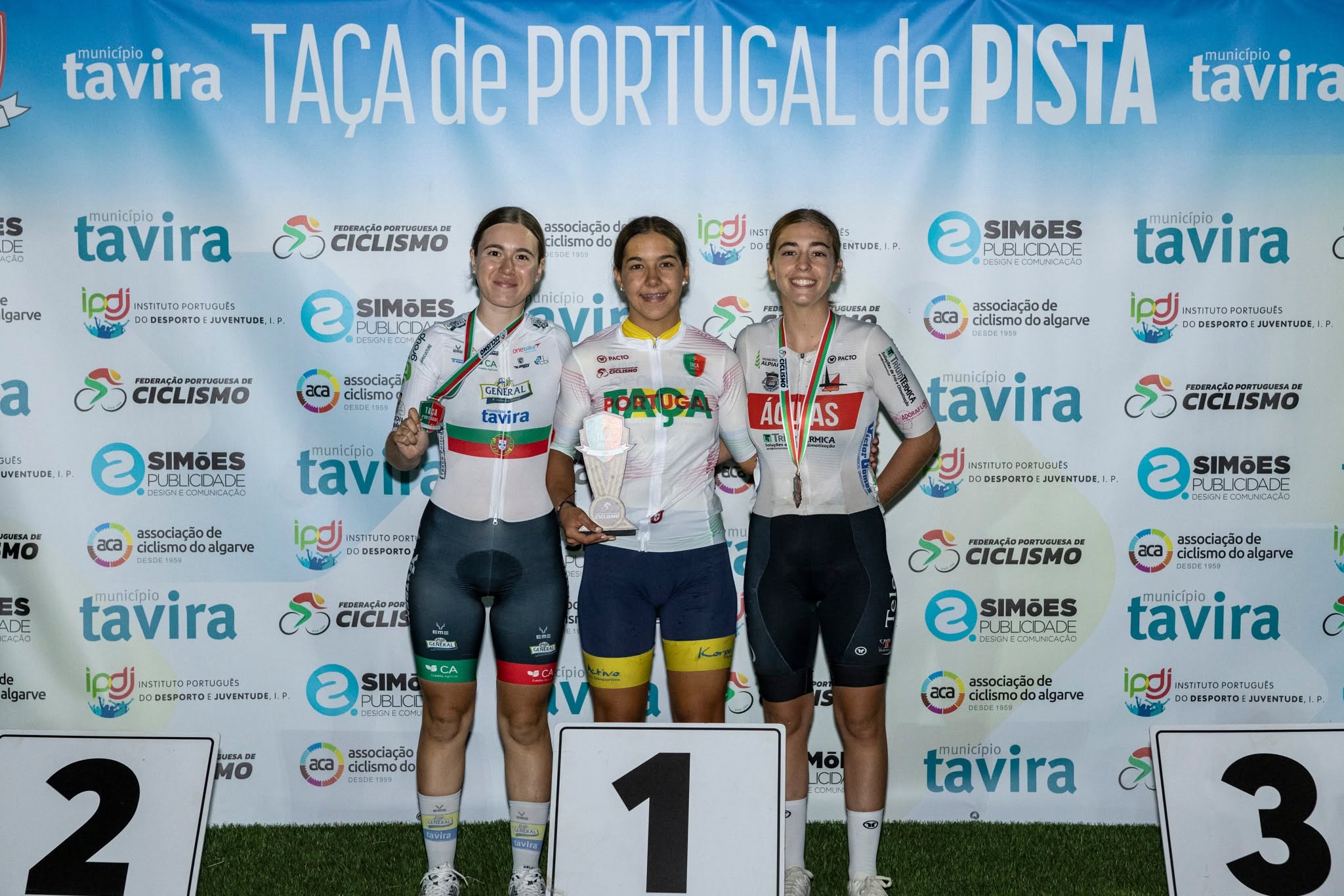 O pódio da Taça de Portugal de Eliminação das juniores femininas com Eva Emídio, Laura Simões e Bárbara Cunha