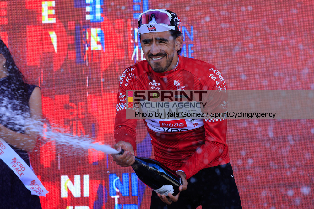 Sebastian Molano segue o camisola vermelha da CRO Race (Foto: Rafa Gomez/SprintCyclingAgency©2026)