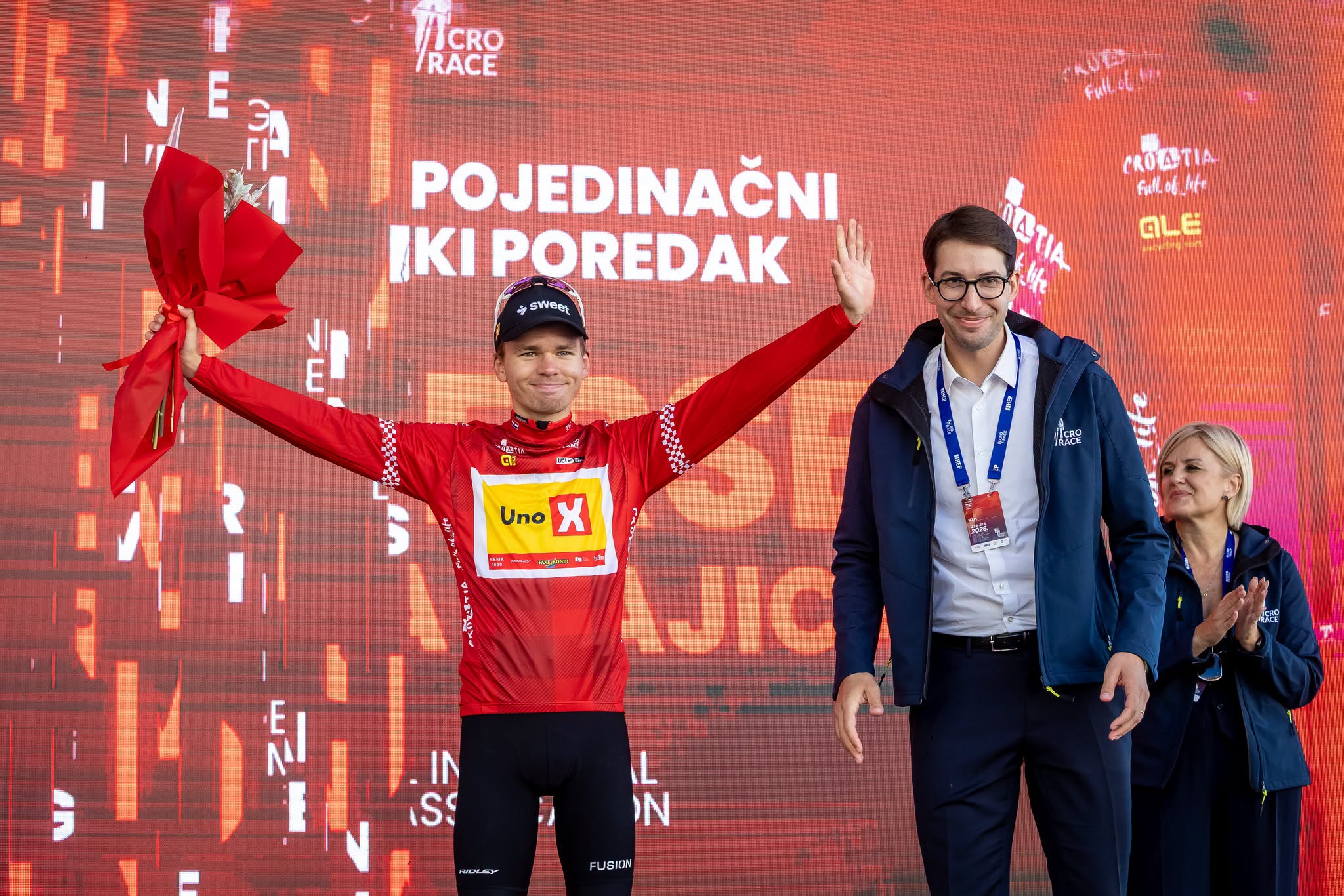Tobias Svarre segue o camisola vermelha da CRO Race