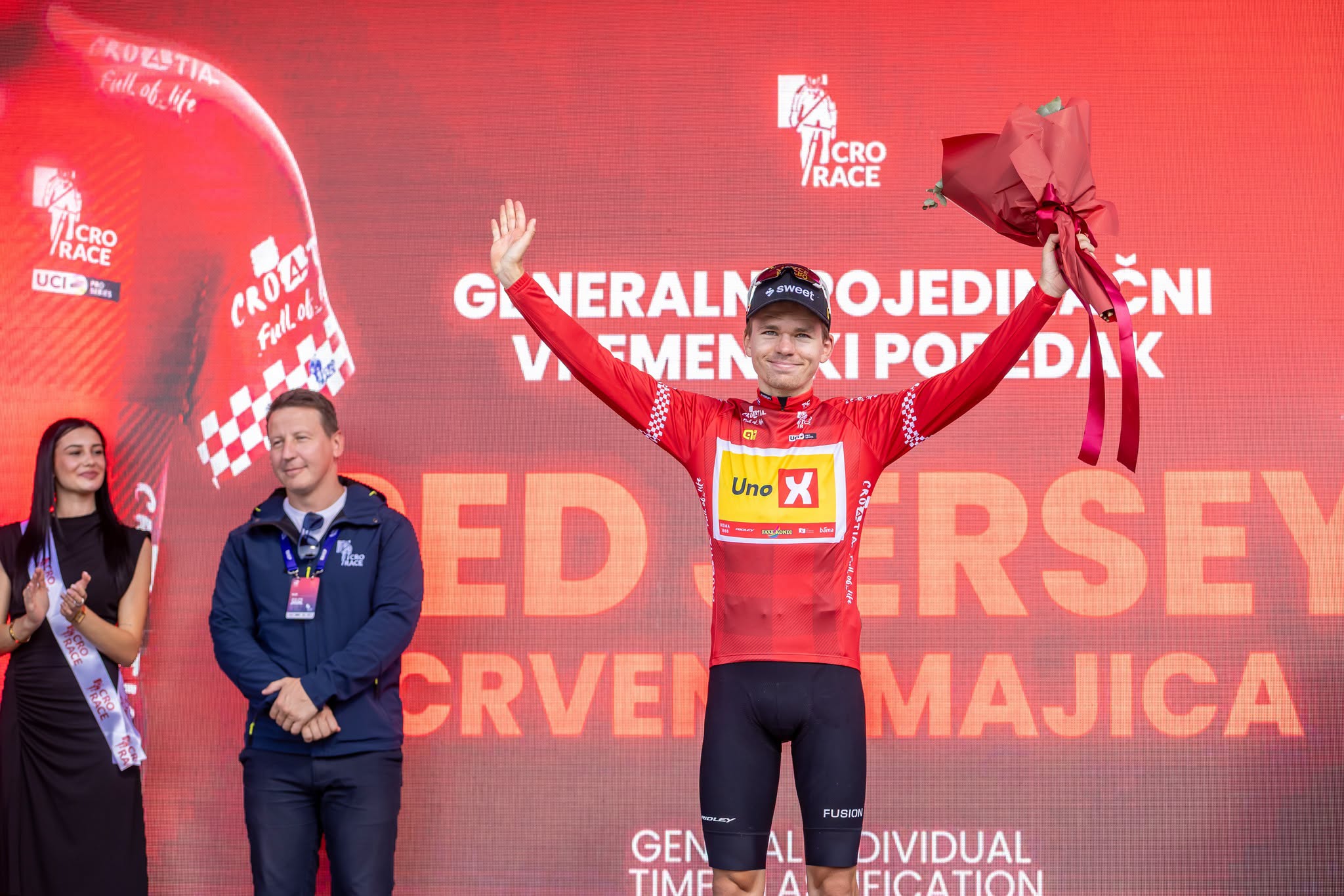 Tobias Svarre segue o camisola vermelha da CRO Race