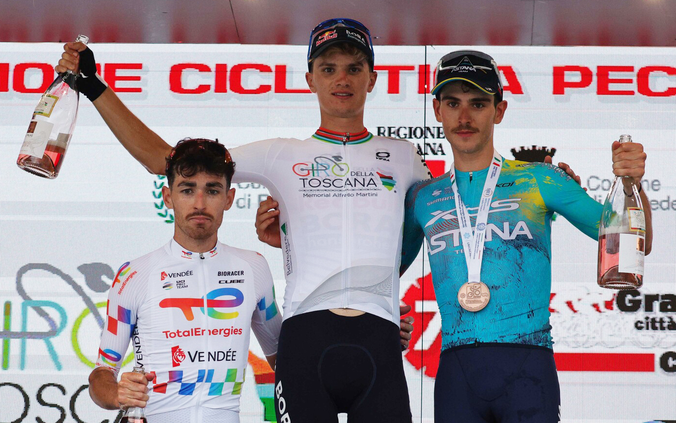 O pódio do Giro della Toscana com Jordan Jegat, Giulio Pellizzari e Christian Scaroni (Foto: SprintCyclingAgency)