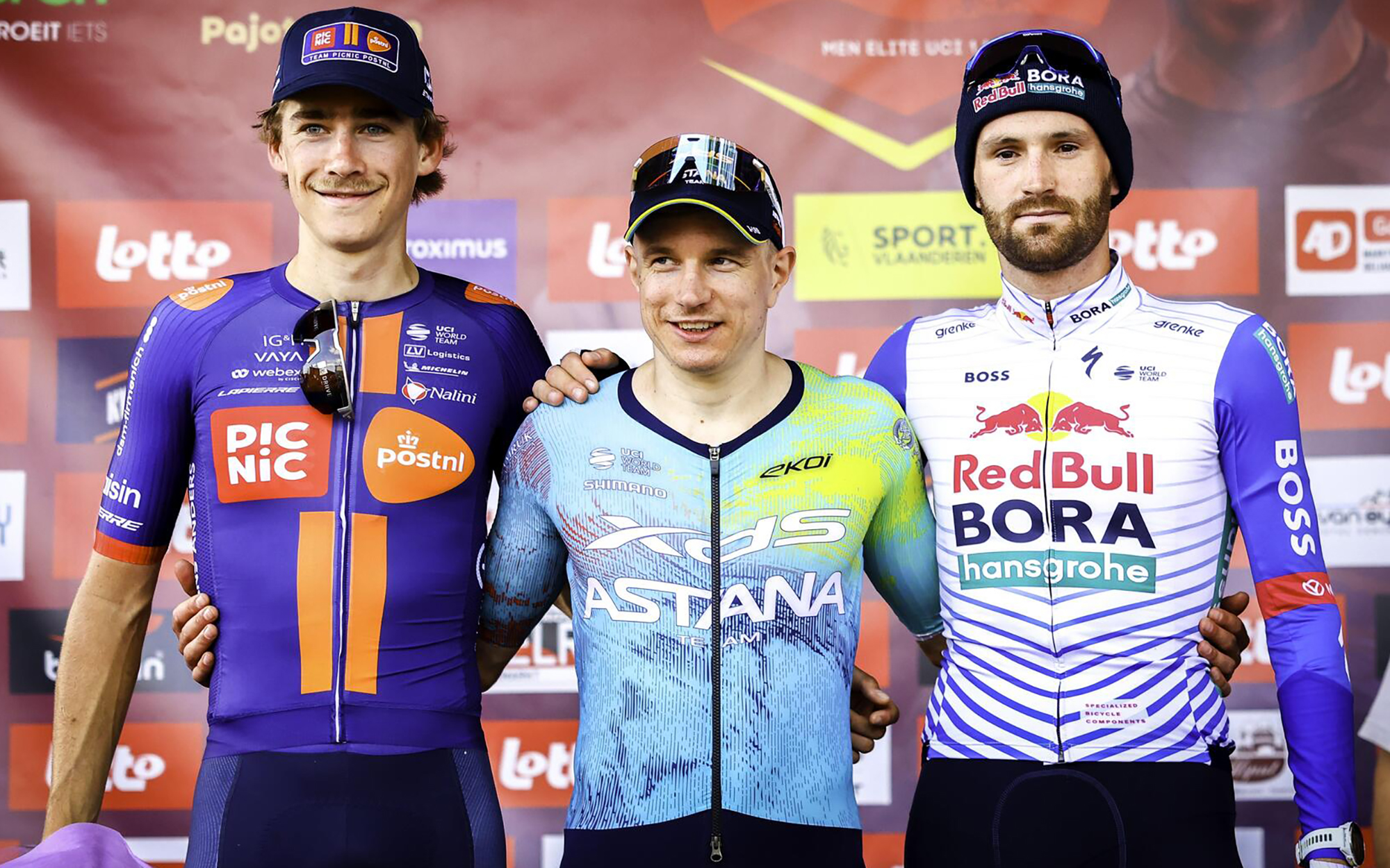O pódio da Gooikse Pijl com Frits Biesterbos, Max Kanter e Jordi Meeus (Foto: SprintCyclingAgency)