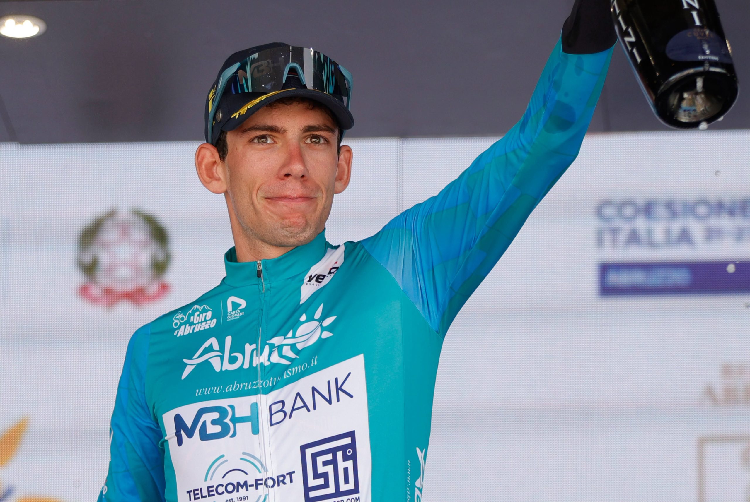 Alessandro Fancellu é o primeiro camisola azul do Il Giro d'Abruzzo (Foto: MBH Bank CSB TelecomFort)