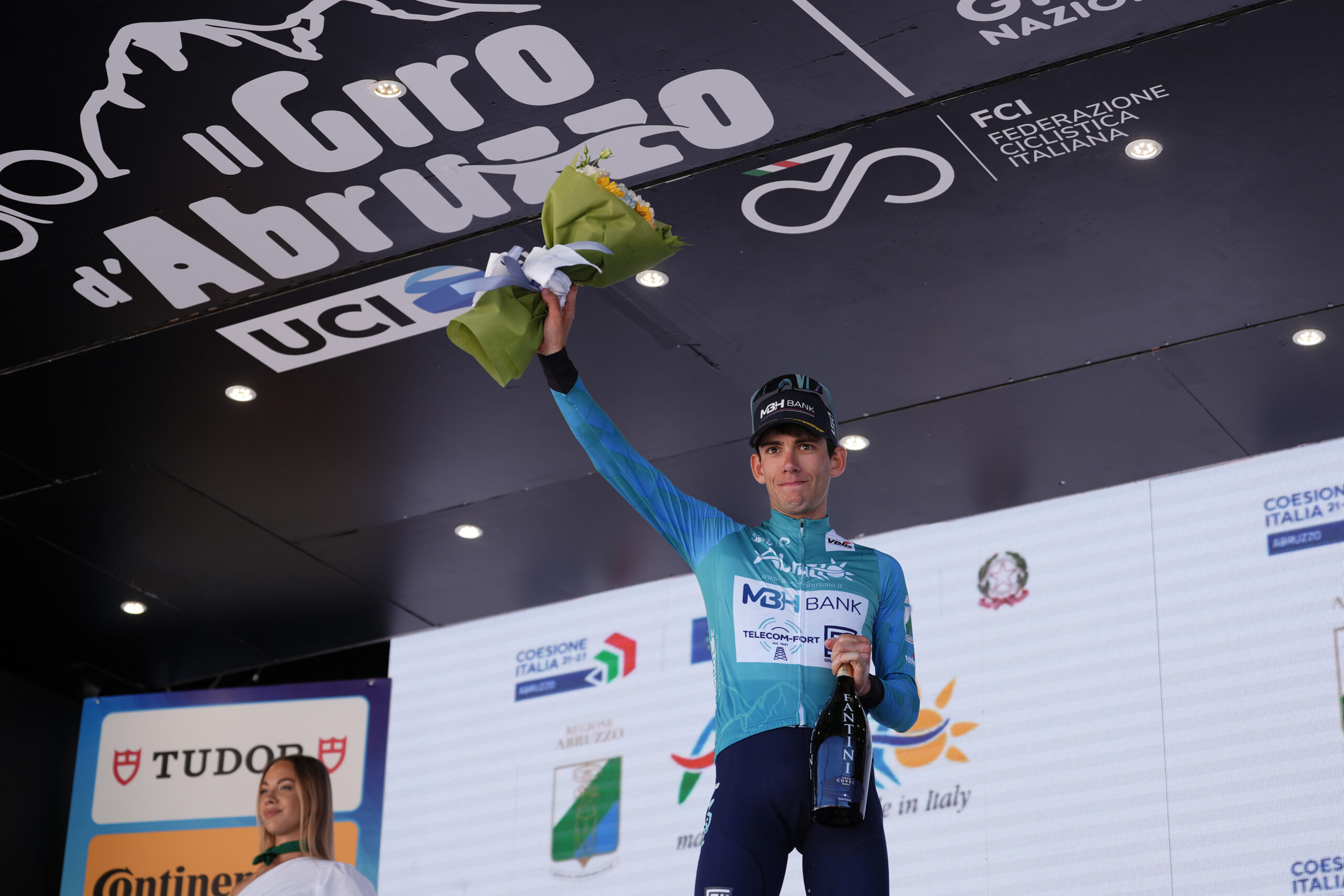 Alessandro Fancellu segue o camisola azul do Il Giro d'Abruzzo
