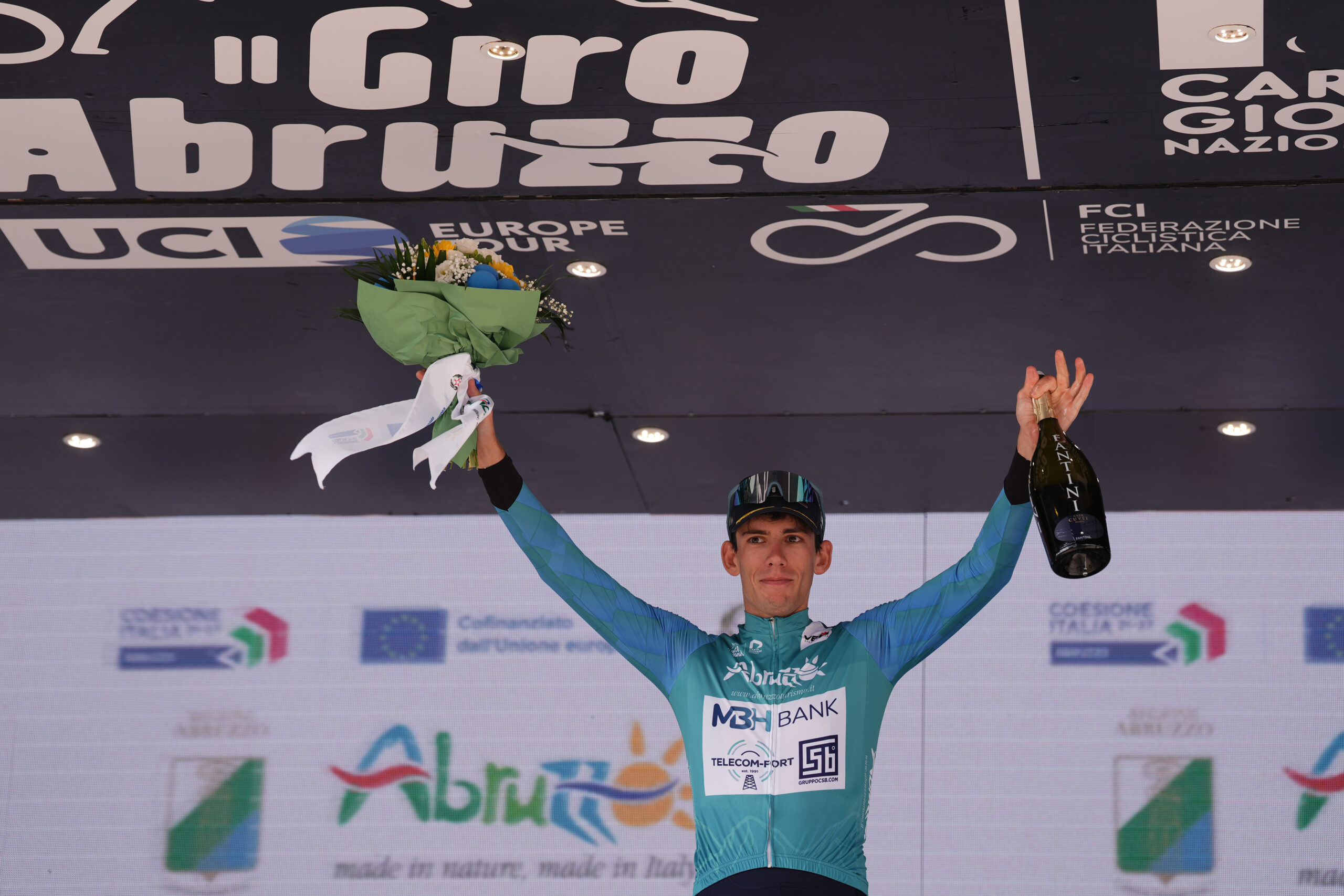 Alessandro Fancellu segue o camisola azul do Il Giro d'Abruzzo