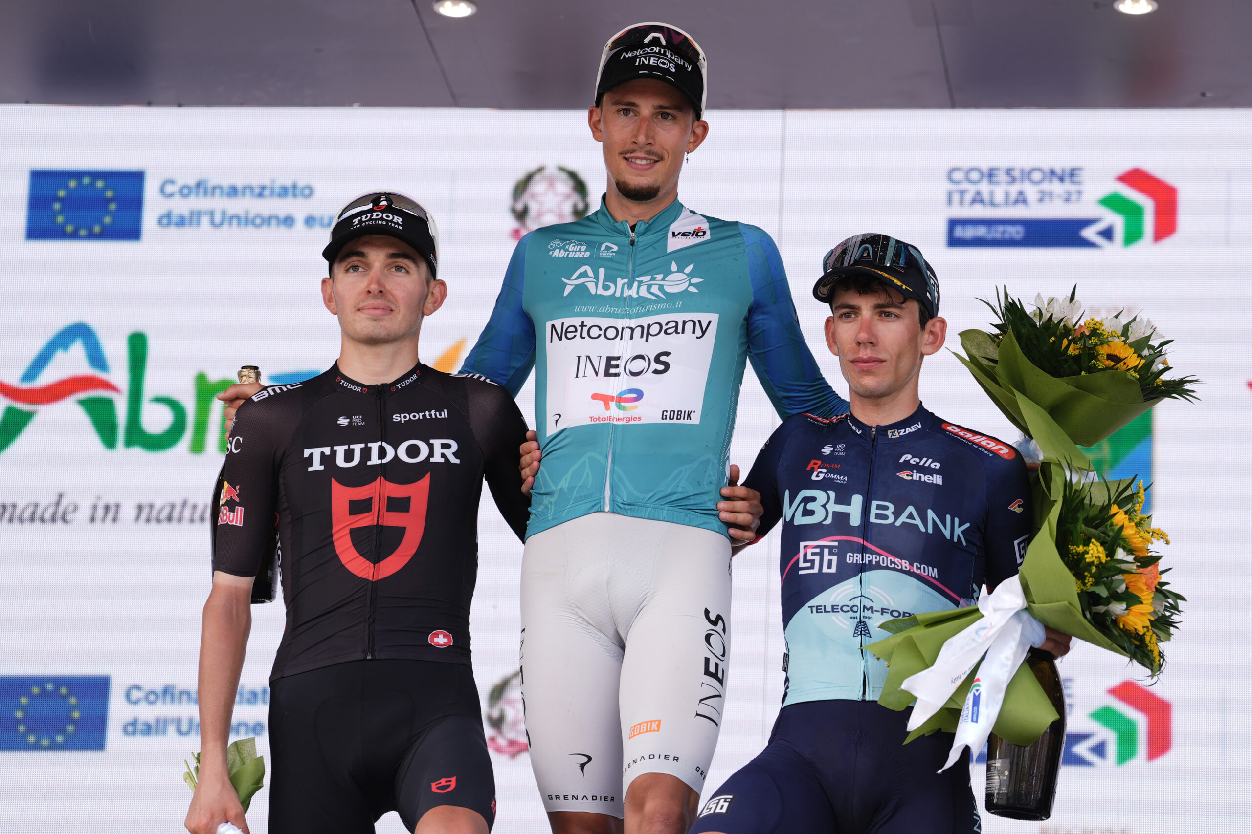 O pódio do Il Giro d'Abruzzo com Mathys Rondel, Kévin Vauquelin e Alessandro Fancellu