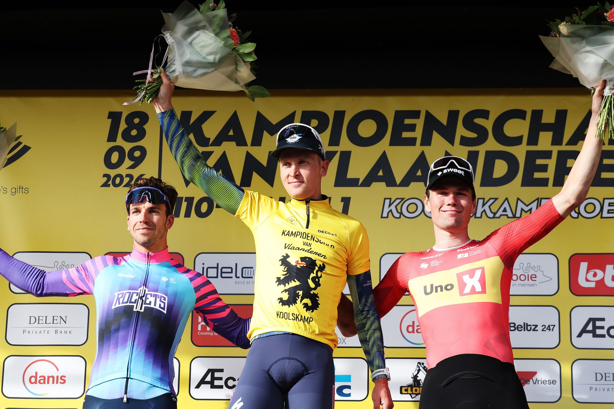 O pódio da Kamp. van Vlaanderen com Dylan Groenewegen, Tim Merlier e Soren Waerenskjold