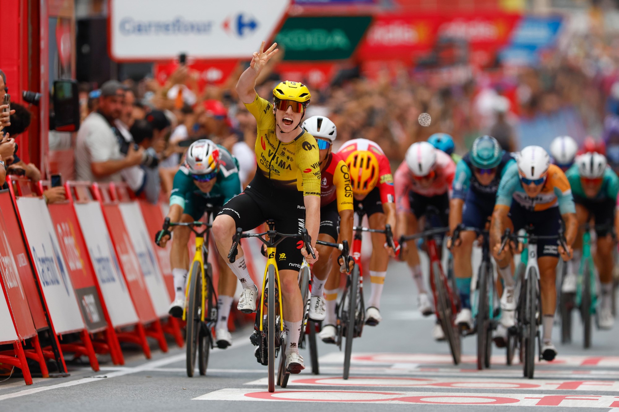 Matthew Brennan faz o hat-trick na etapa 11 da La Vuelta!