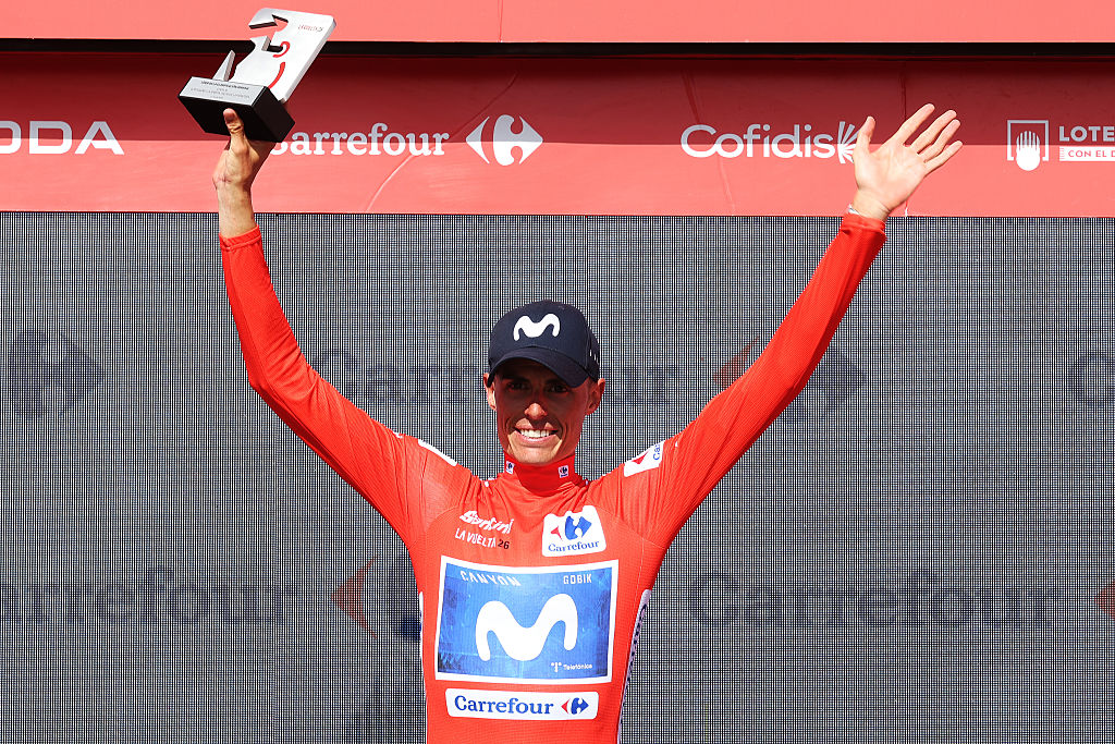 Enric Mas segue o camisola vermelha da La Vuelta (Foto: Getty Images)