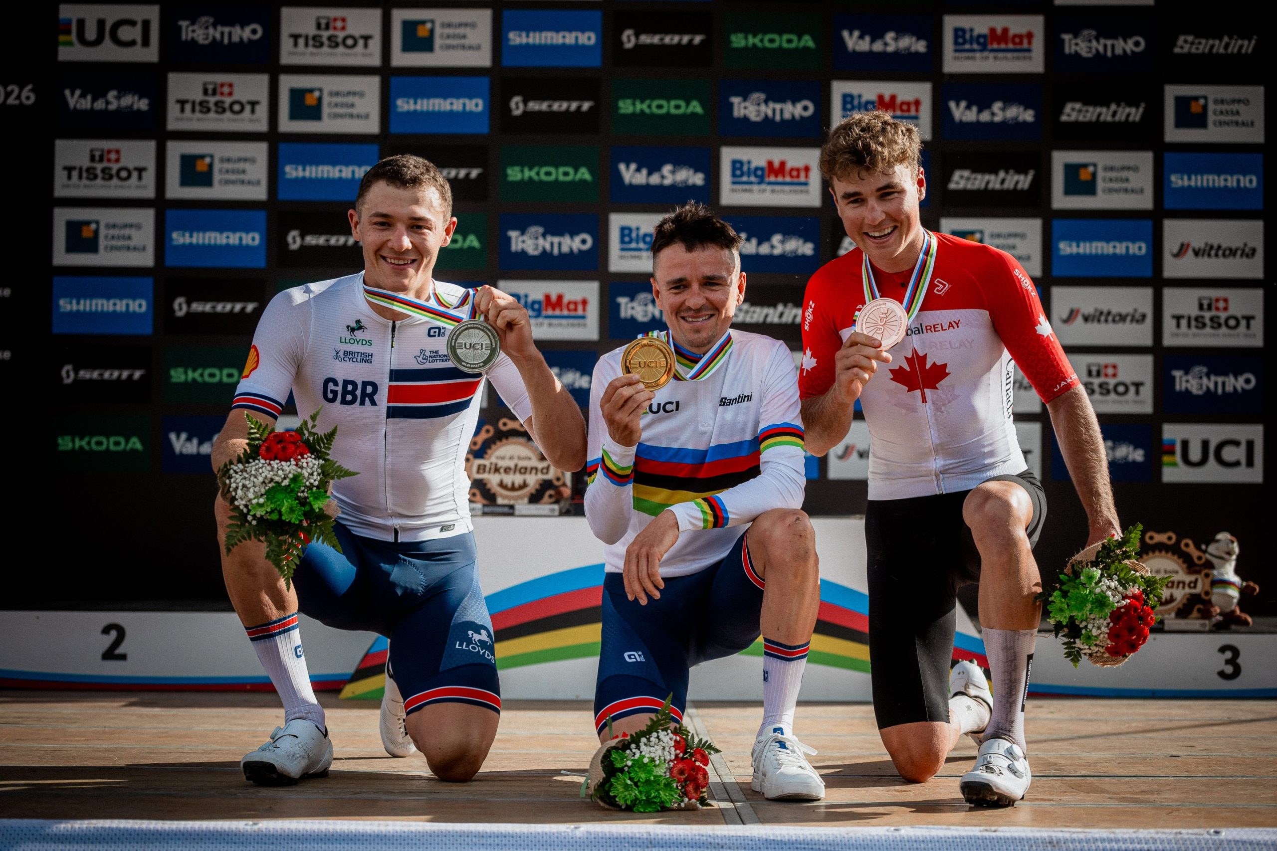 O pódio dos elites masculinos com Charlie Aldridge, Tom Pidcock e Cole Punchard (Foto: Pinarello - Q36.5 Pro Cycling Team)