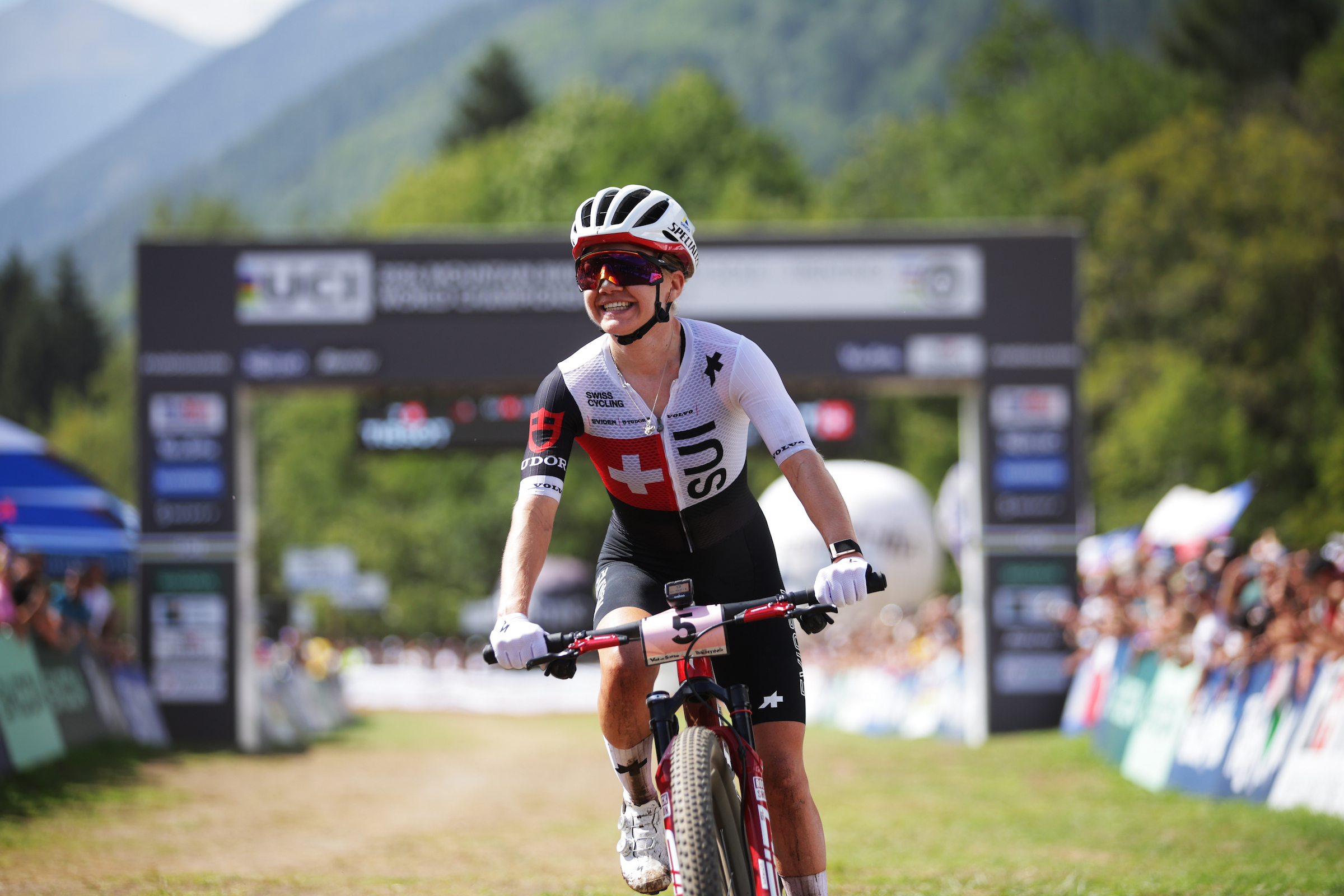 Sina Frei sagrou-se Campeão do Mundo e da Europa de XCO na mesma temporada! (Foto: UCI)
