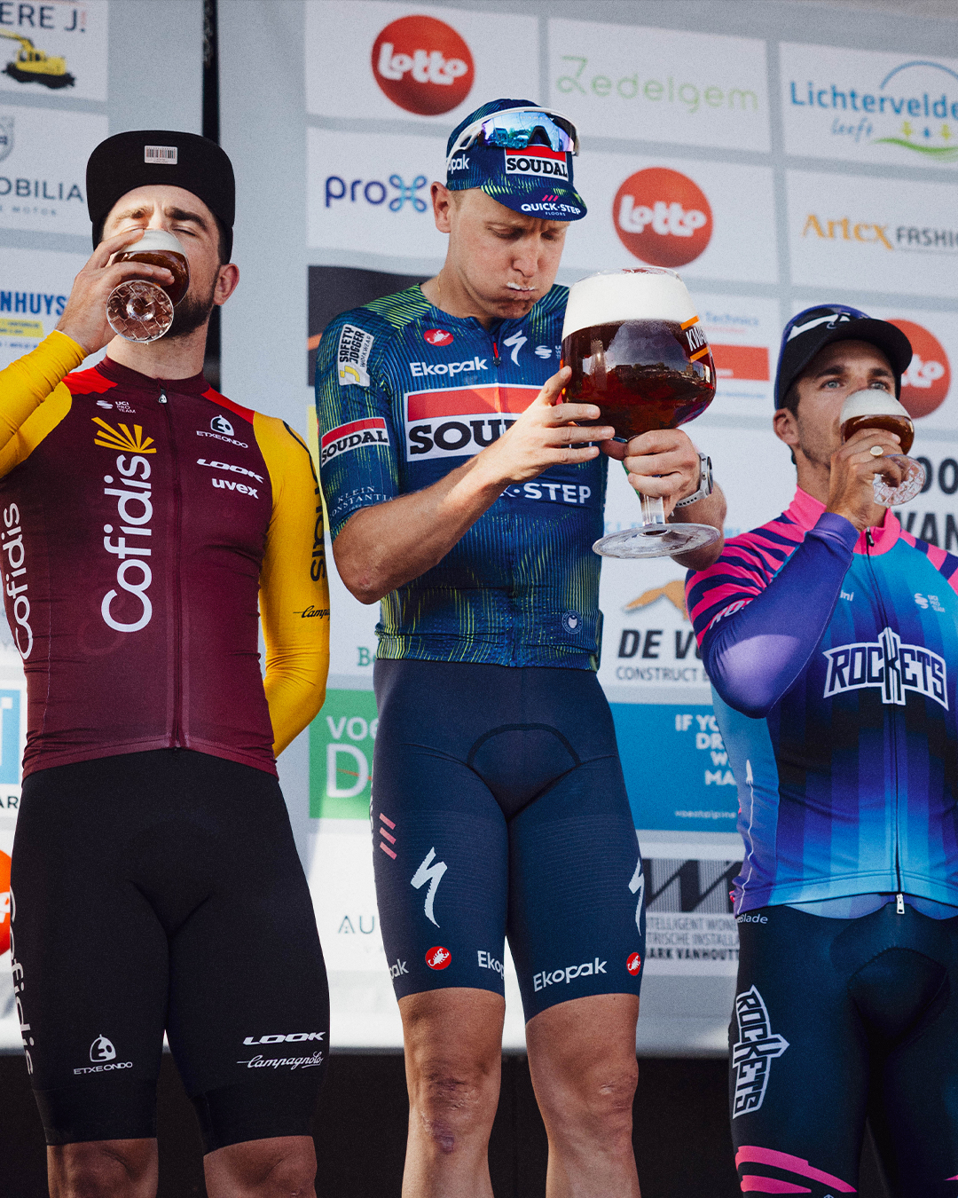 O pódio da Omloop van het Houtland com Stanislaw Aniolkowski, Tim Merlier e Dylan Groenewegen