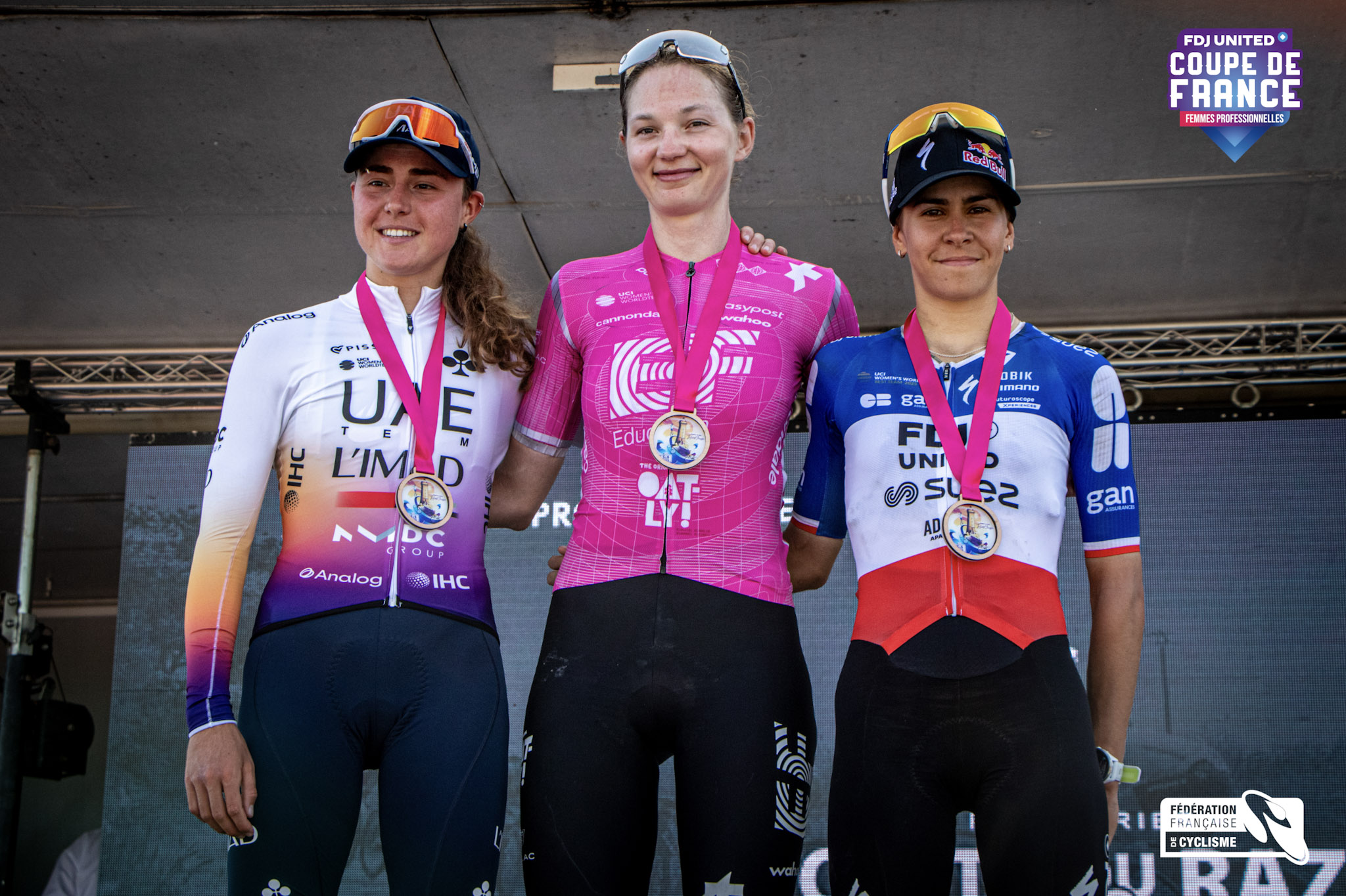 O pódio da Pointe du Raz Ladies Classic com Paula Blasi, Cedrine Kerbaol e Célia Gery (Foto: Nicolas Vaucouleur / FFC)