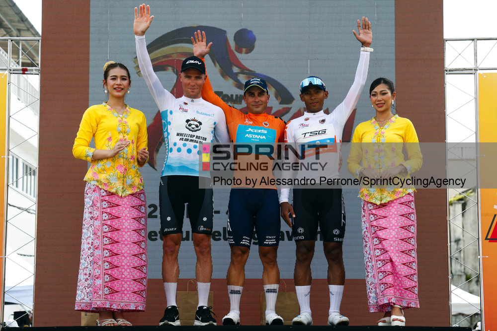 O pódio da etapa 1 do Tour de Langkawi com Petr Rikunov, Matteo Malucelli e Nur Aiman Rosli (Foto: Alessandro Perrone/SprintCyclingAgency©2026)