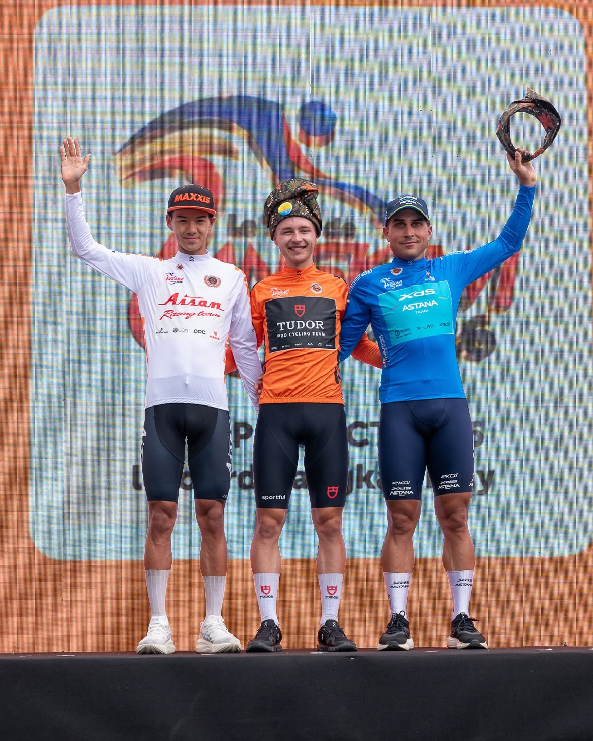 O pódio da etapa 2 do Tour de Langkawi com Yuhi Todome, Lennart Jasch e Matteo Malucelli (Foto: Aisan Racing Team)