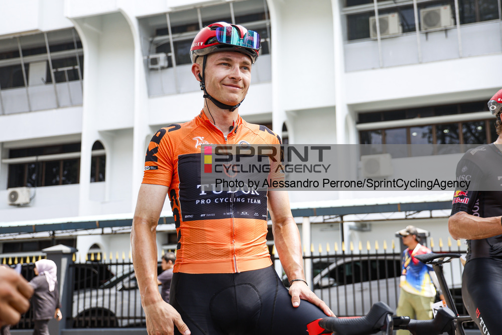 Lennart Jasch segue o camisola laranja do Tour de Langkawi (Foto: Alessandro Perrone/SprintCyclingAgency©2026)