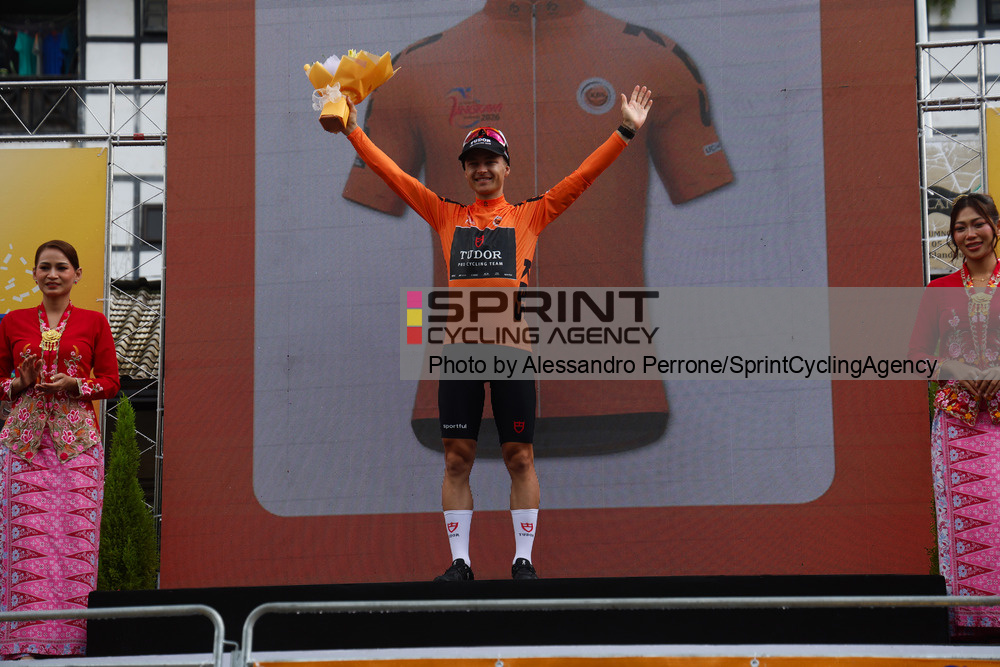 Lennart Jasch segue o camisola laranja do Tour de Langkawi (Foto: Alessandro Perrone/SprintCyclingAgency©2026)