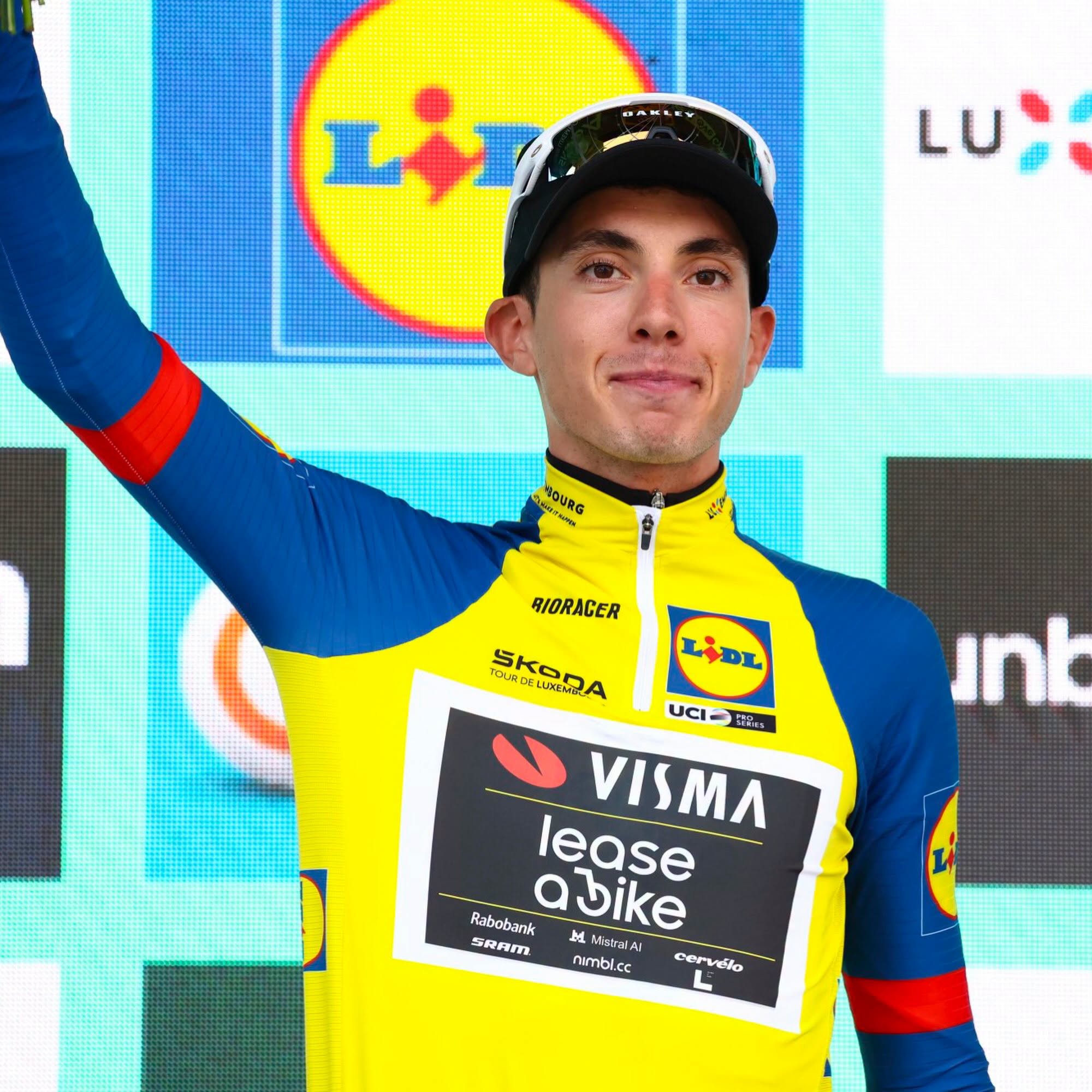 Davide Piganzoli segue o camisola amarela do Tour de Luxembourg