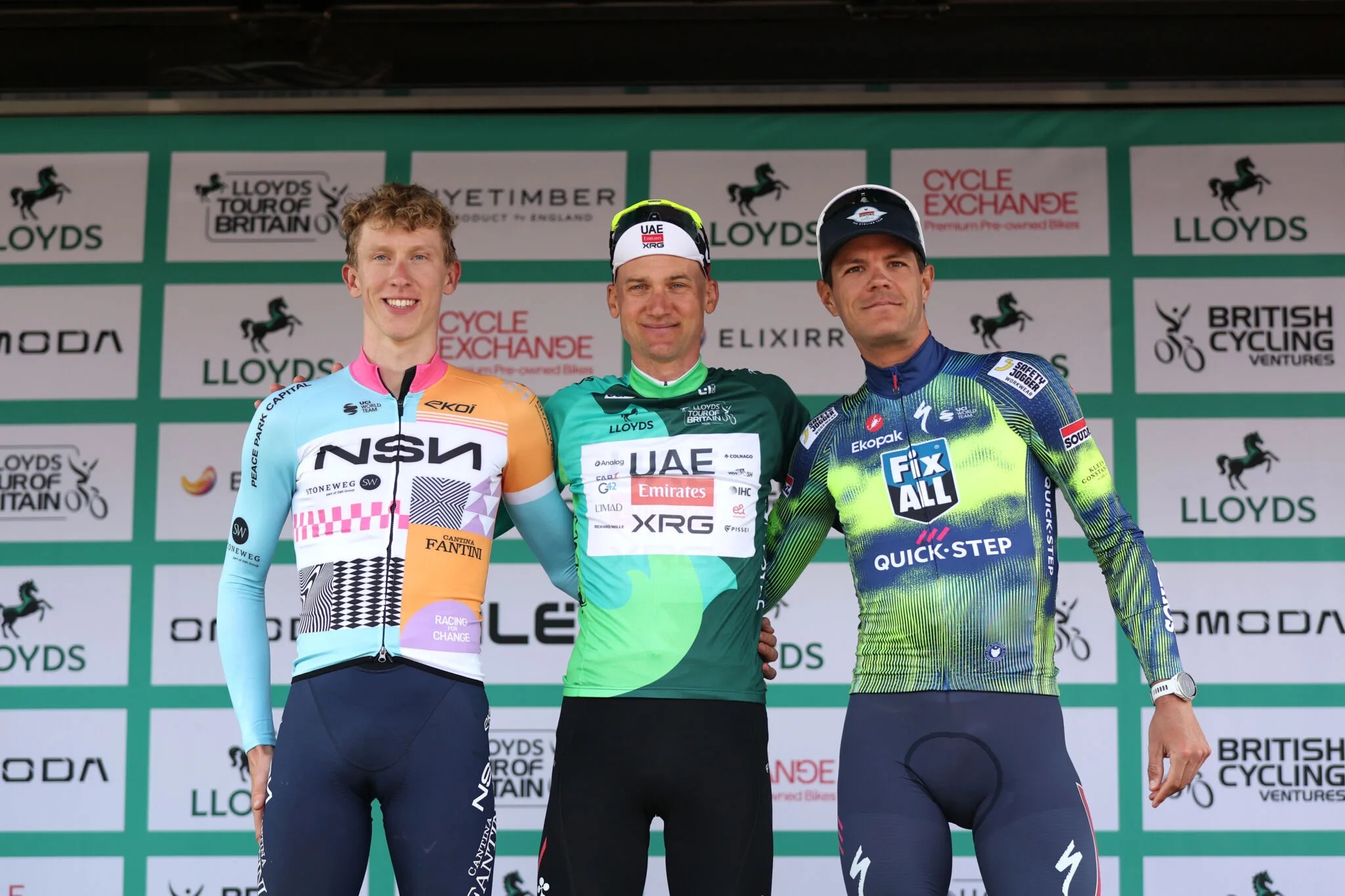 O pódio do Tour of Britain com Lewis Askey, Tim Wellens e Jasper Stuyven (Foto: Getty Images)